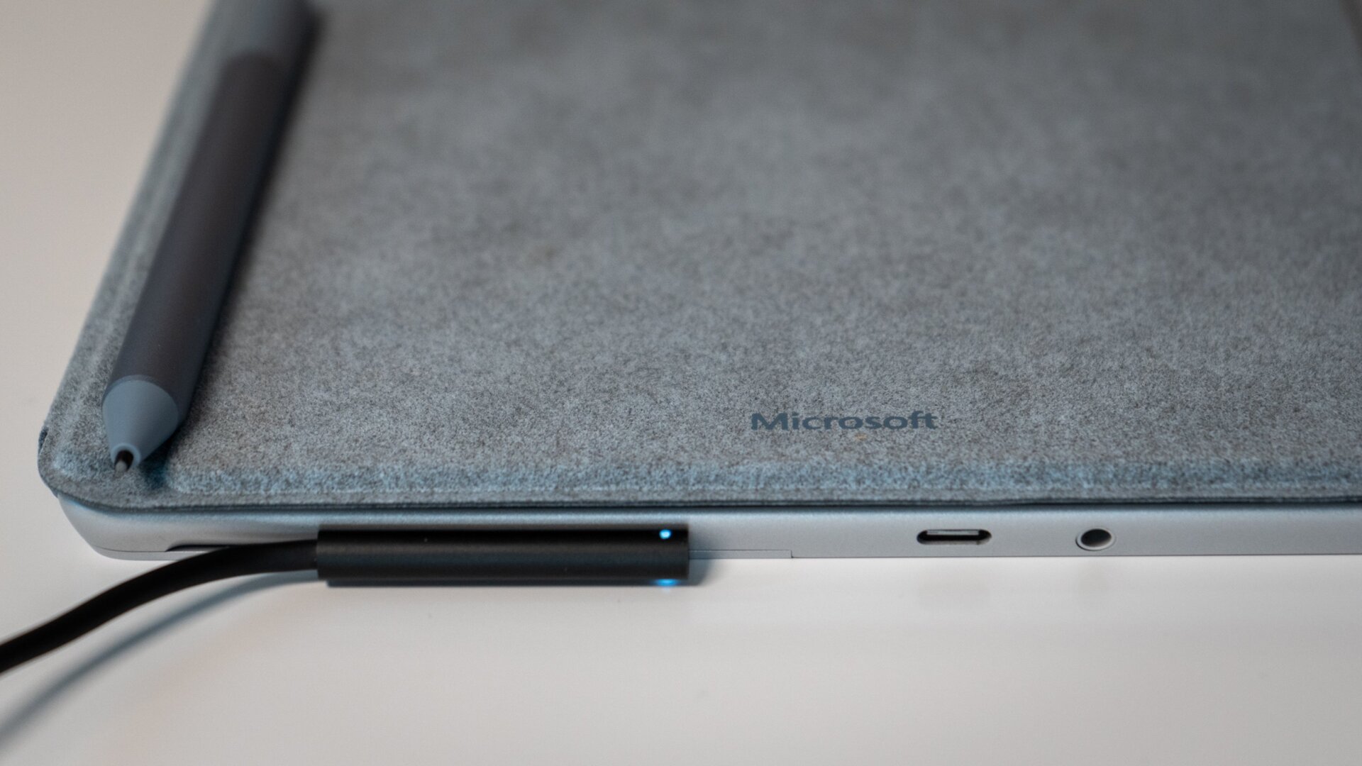 Das Surface Go 3 wird über einen Surface Connect-Adapter aufgeladen.