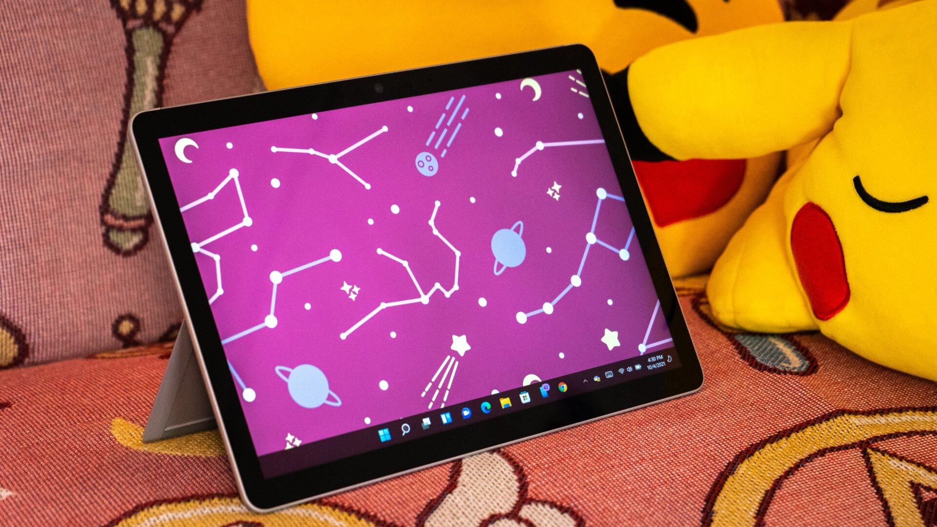 Das Surface Go 3 liegt mit Ihnen im Bett oder steht auf, um an Ihrem Schreibtisch zu arbeiten 