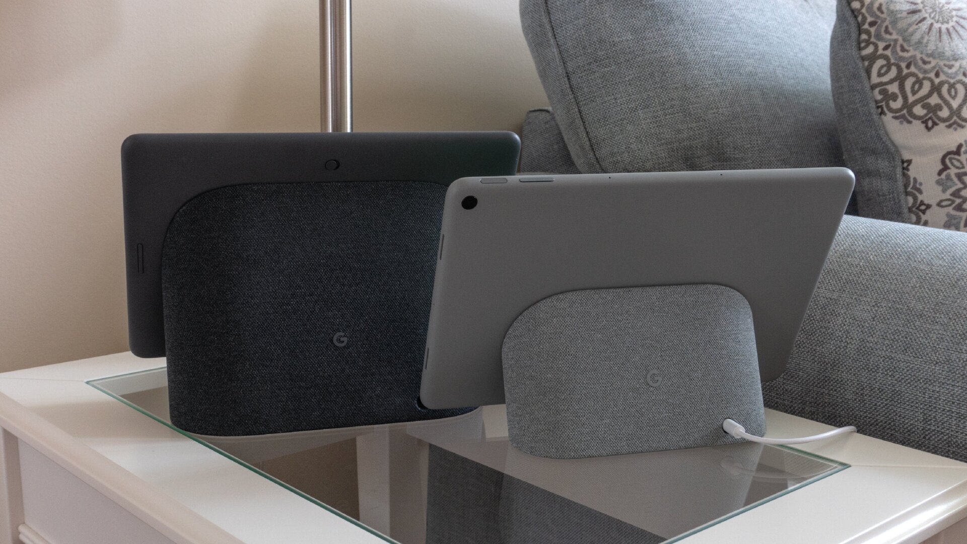 Die Basis des Google Nest Hub Max (links) ist viel größer als die des Pixel-Tablets (rechts) und beherbergt mehr Lautsprecher, die viel Leistung bringen Besserer Klang als beim angedockten Tablet.