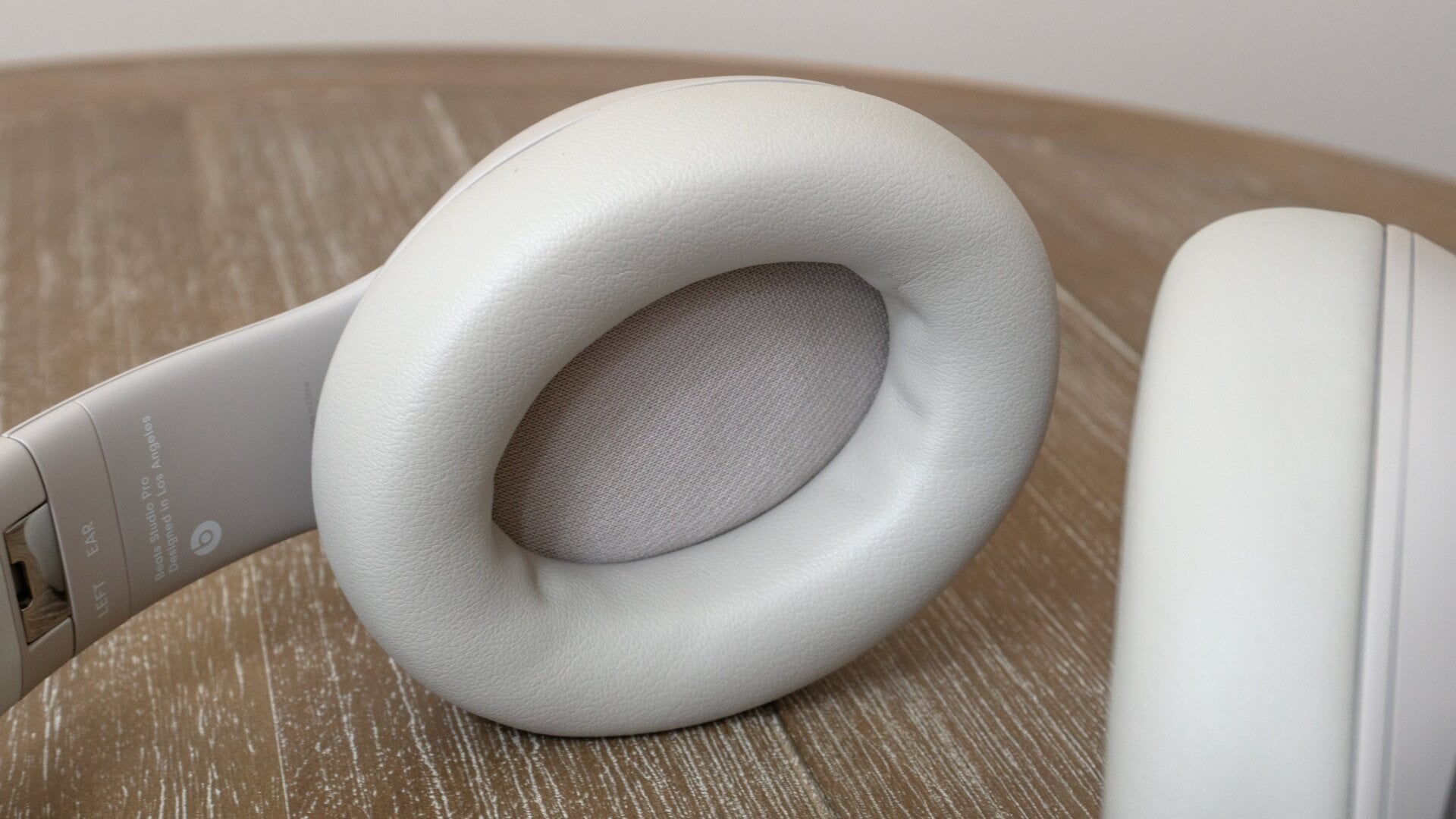 Beats verwendet jetzt weicheren Memory-Schaum in den gepolsterten Ohrmuscheln des Studio Pro, die Polsterung ist jedoch nicht abnehmbar oder austauschbar.