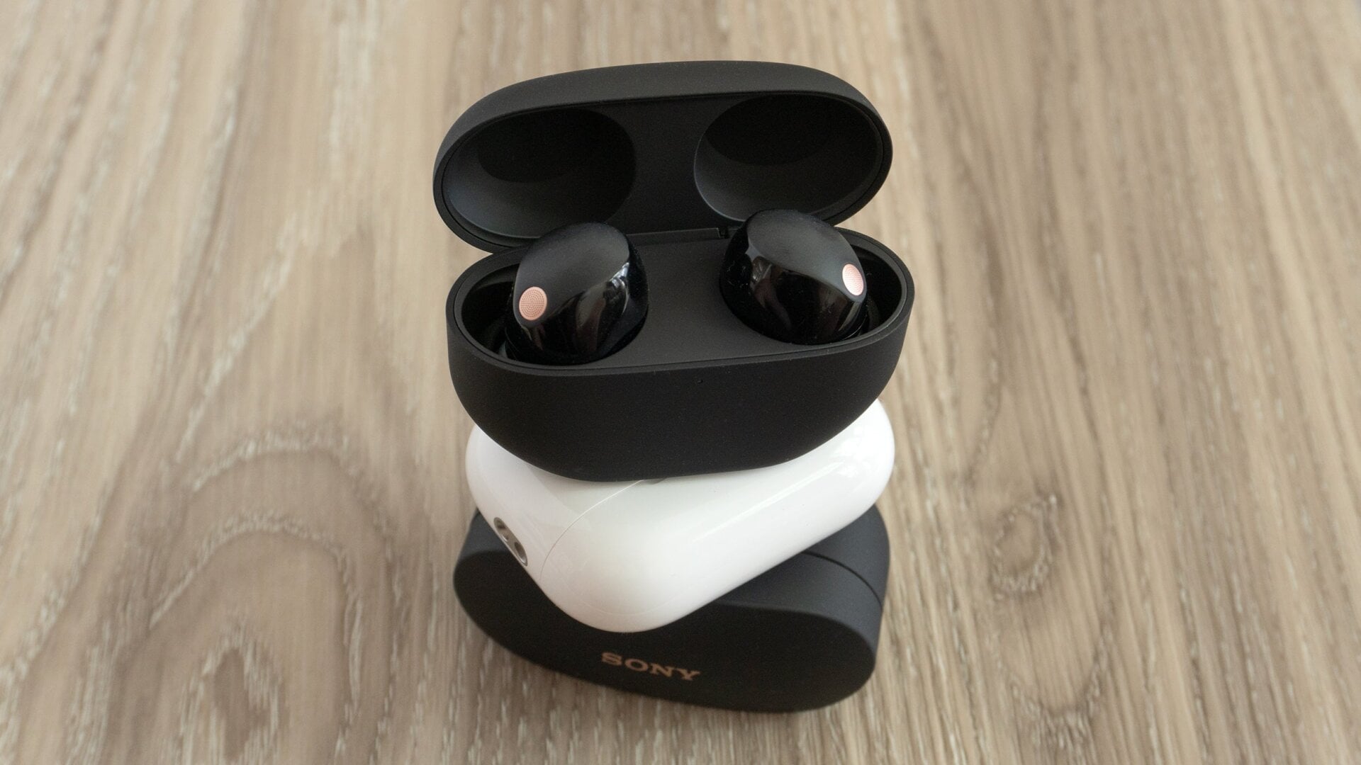 Wenn Ihr Budget es zulässt, sind die Sony WF-1000XM5 (oben) mit Abstand die besten kabellosen Ohrhörer, die Sie kaufen können.