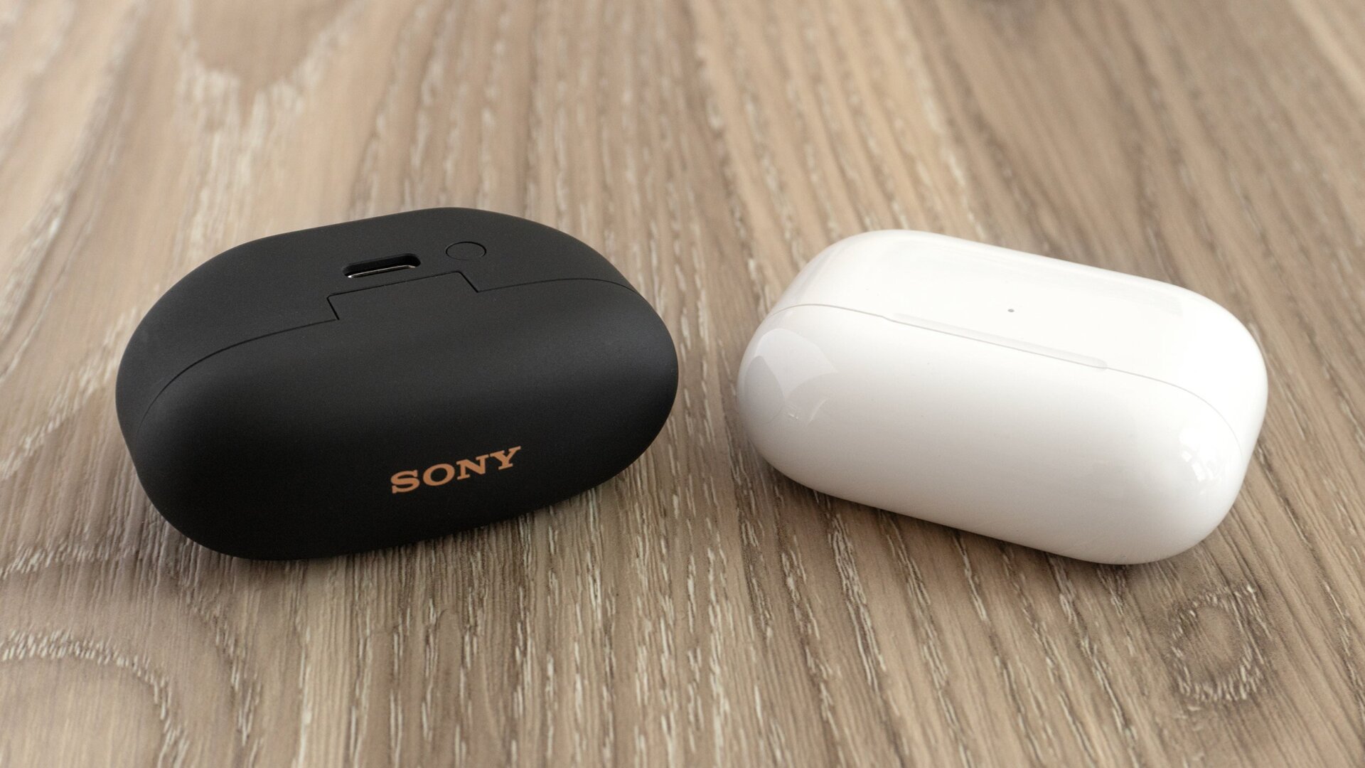Das Ladecase der Sony WF-1000XM5s (links) ist von der Größe her nahezu identisch mit dem Ladecase der Apple AirPods Pro2 (rechts), kann jedoch mit einem USB-C-Kabel statt einem Lightning-Kabel aufgeladen werden.