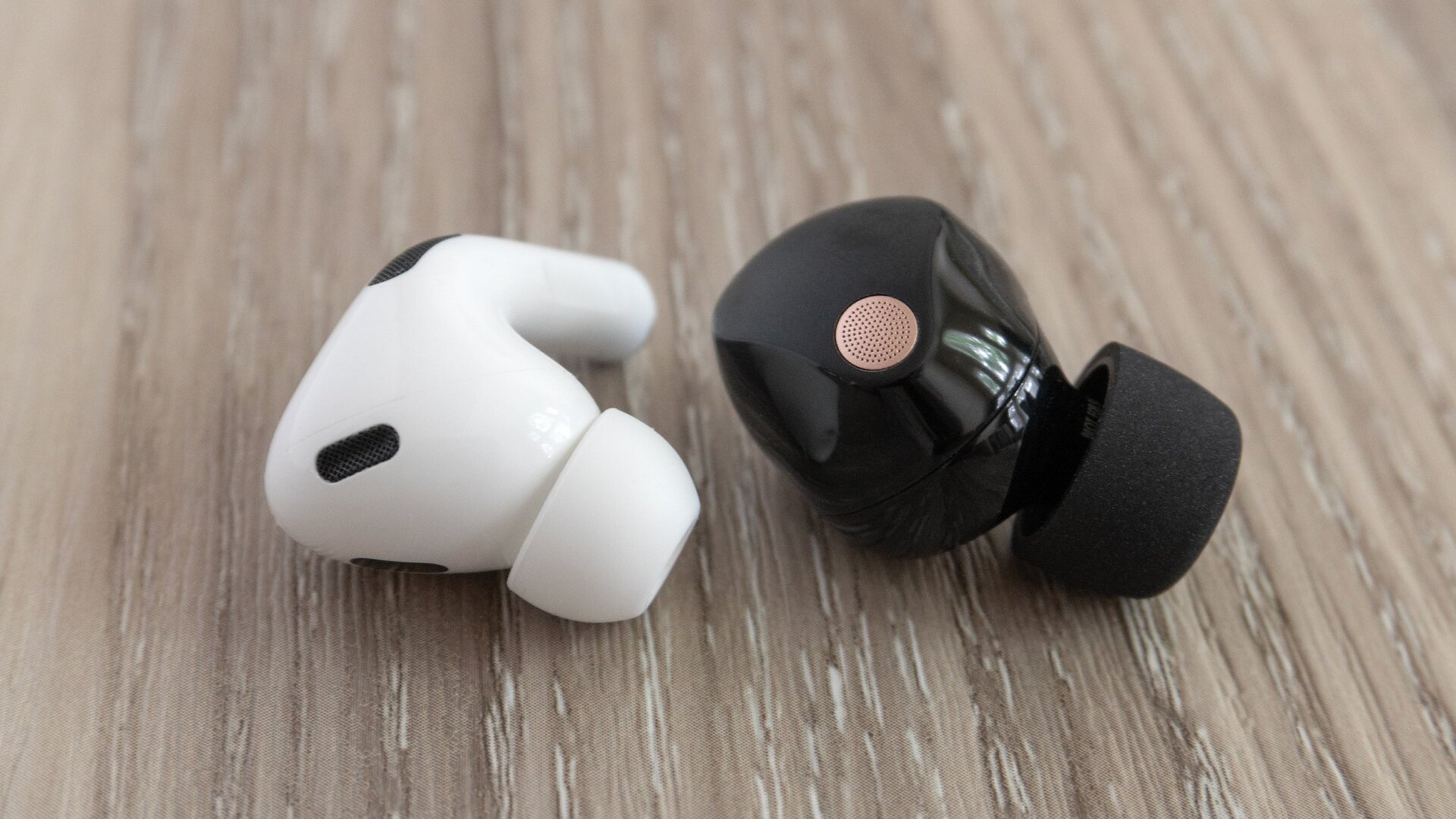Die Sony WF-1000XM5 (rechts) sind etwas klobiger als die Apple AirPods Pro 2 (links), schaffen es aber, die gesamte Elektronik in einem Ohrhörer zu verpacken, der direkt im Ohr sitzt.