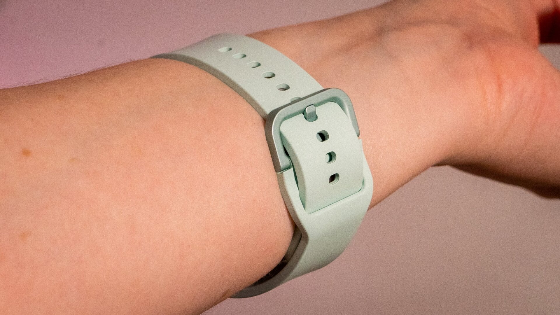 Die Galaxy Watch 6 mit einem Galaxy Watch-Sportarmband. 