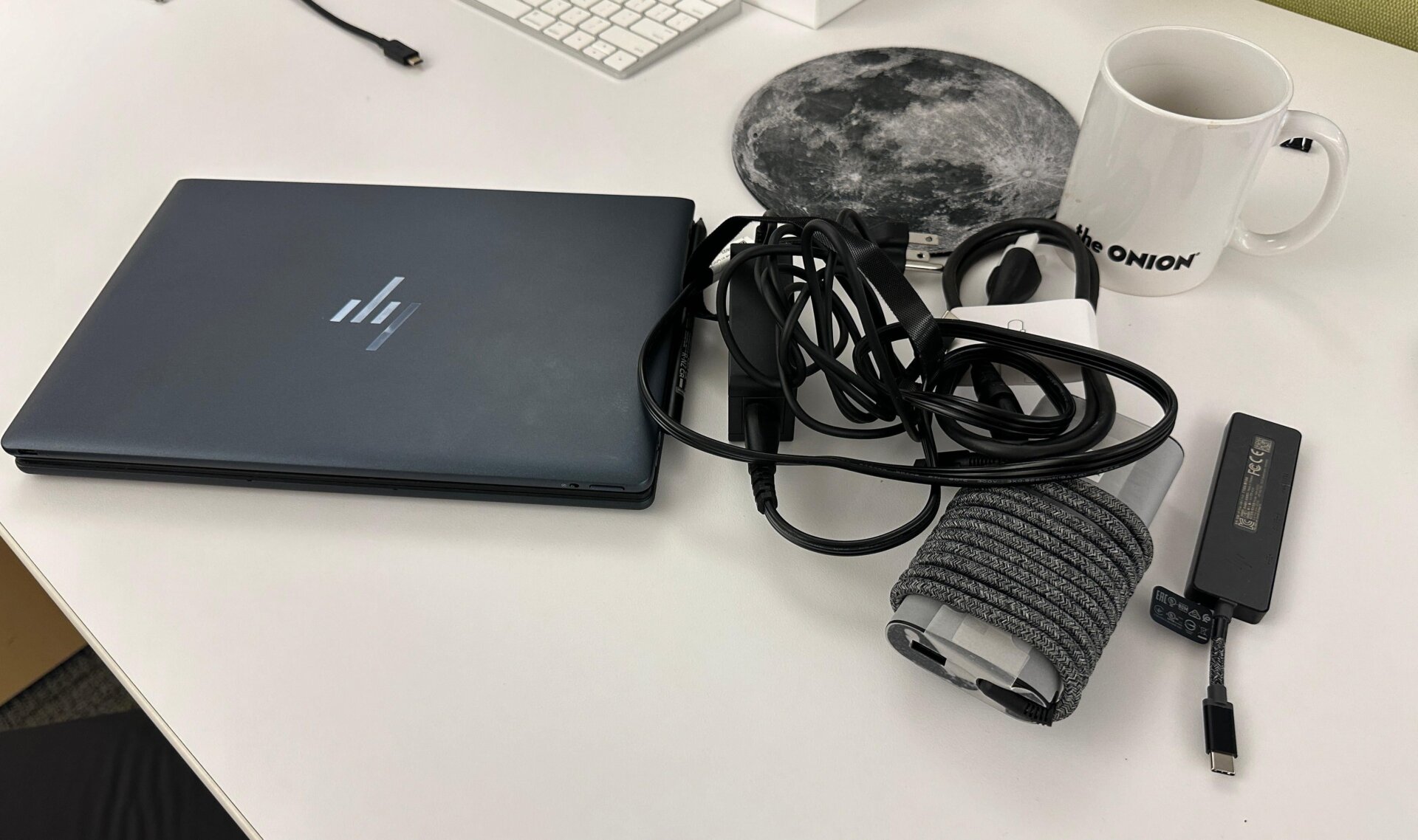 Das Spectre wird mit einer Menge Zubehör geliefert, darunter ein digitaler Stift, ein USB- und HDMI-Dongle, ein USB-C-Kabel und ein geflochtenes Netzteil. 