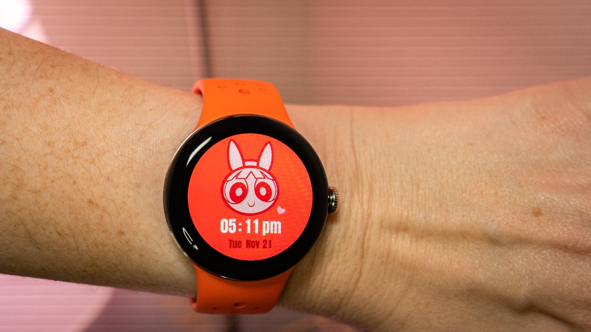 Blossom, Kommandantin und Anführerin der Powerpuff Girls, mit der Active Sports Band in Coral.