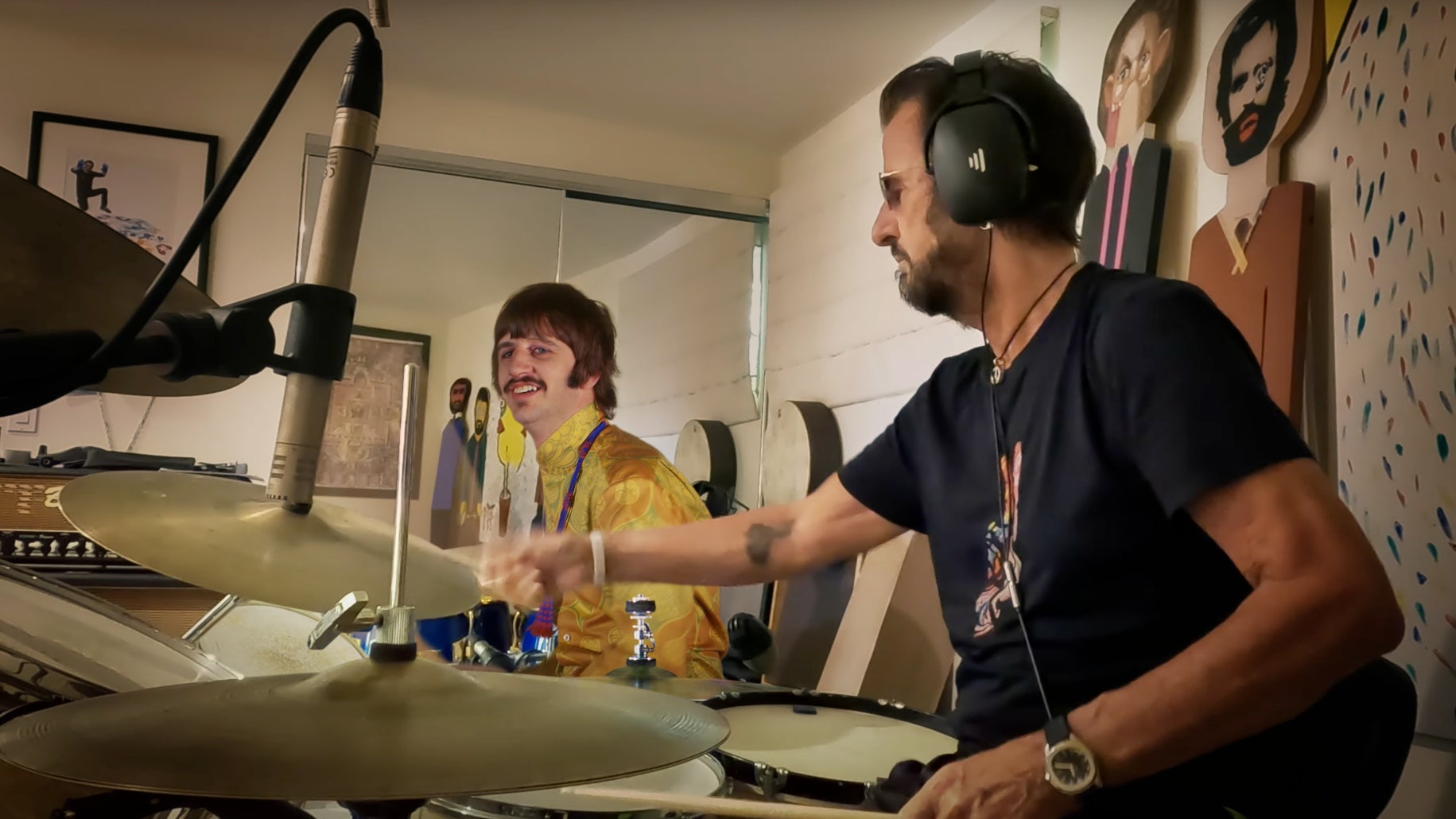 Ringo spielt mit sich selbst.