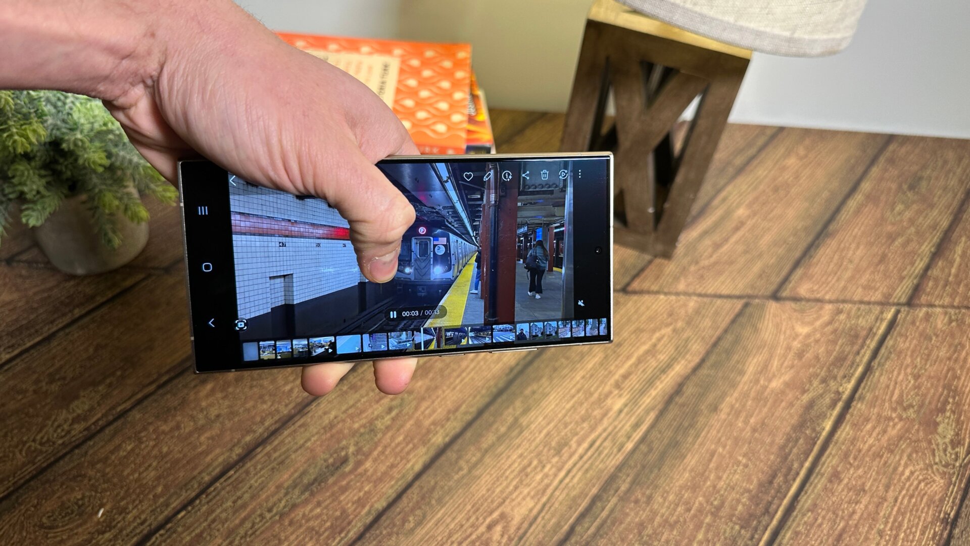 Das Samsung Galaxy S24 verfügt über eine Funktion, mit der Sie Videos in Zeitlupe ansehen können, indem Sie während der Wiedergabe einfach das Video gedrückt halten.