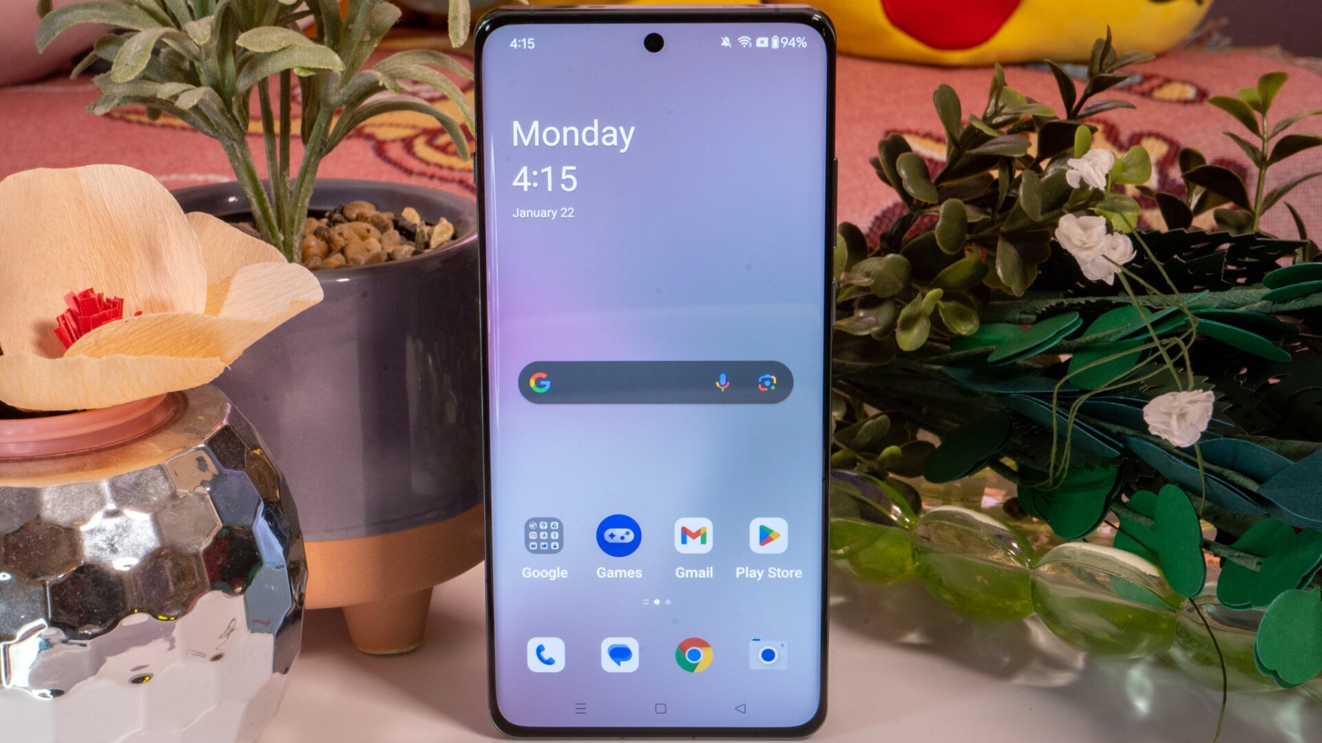 Die Vorderseite des OnePlus 12 besteht aus einem 6,8-Zoll-QHD+-Display mit einer Helligkeit von bis zu 4.500 Nits bei sehr direktem Sonnenlicht.