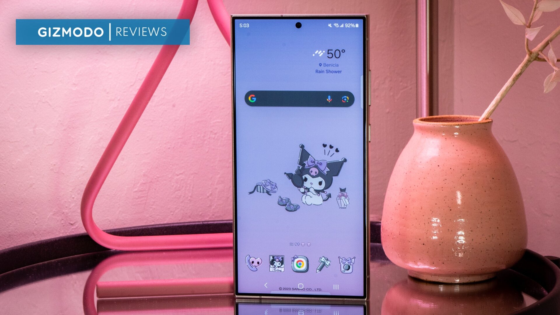 Samsungs Galaxy S24 Ultra mit herausgenommenem und abgelegtem S Pen.