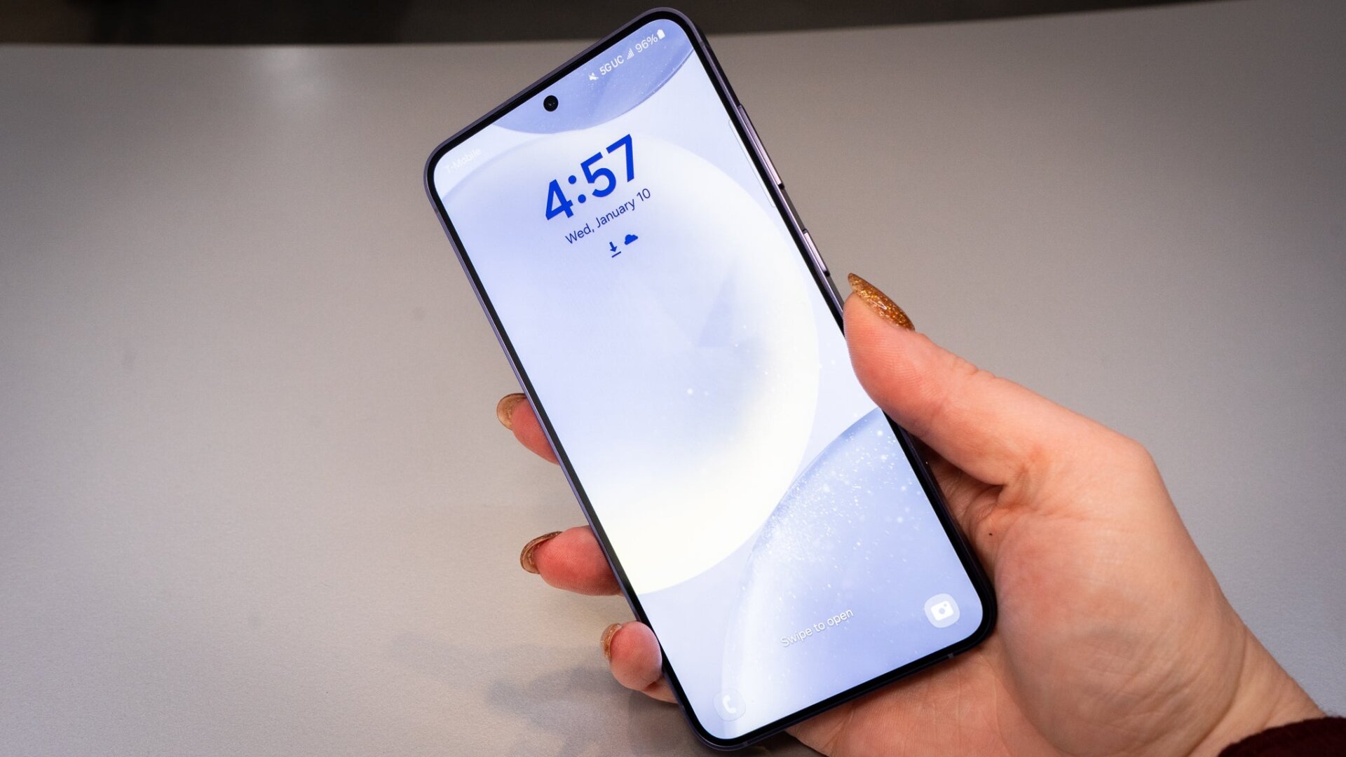 So liegt das Galaxy S24+ in der Hand. 