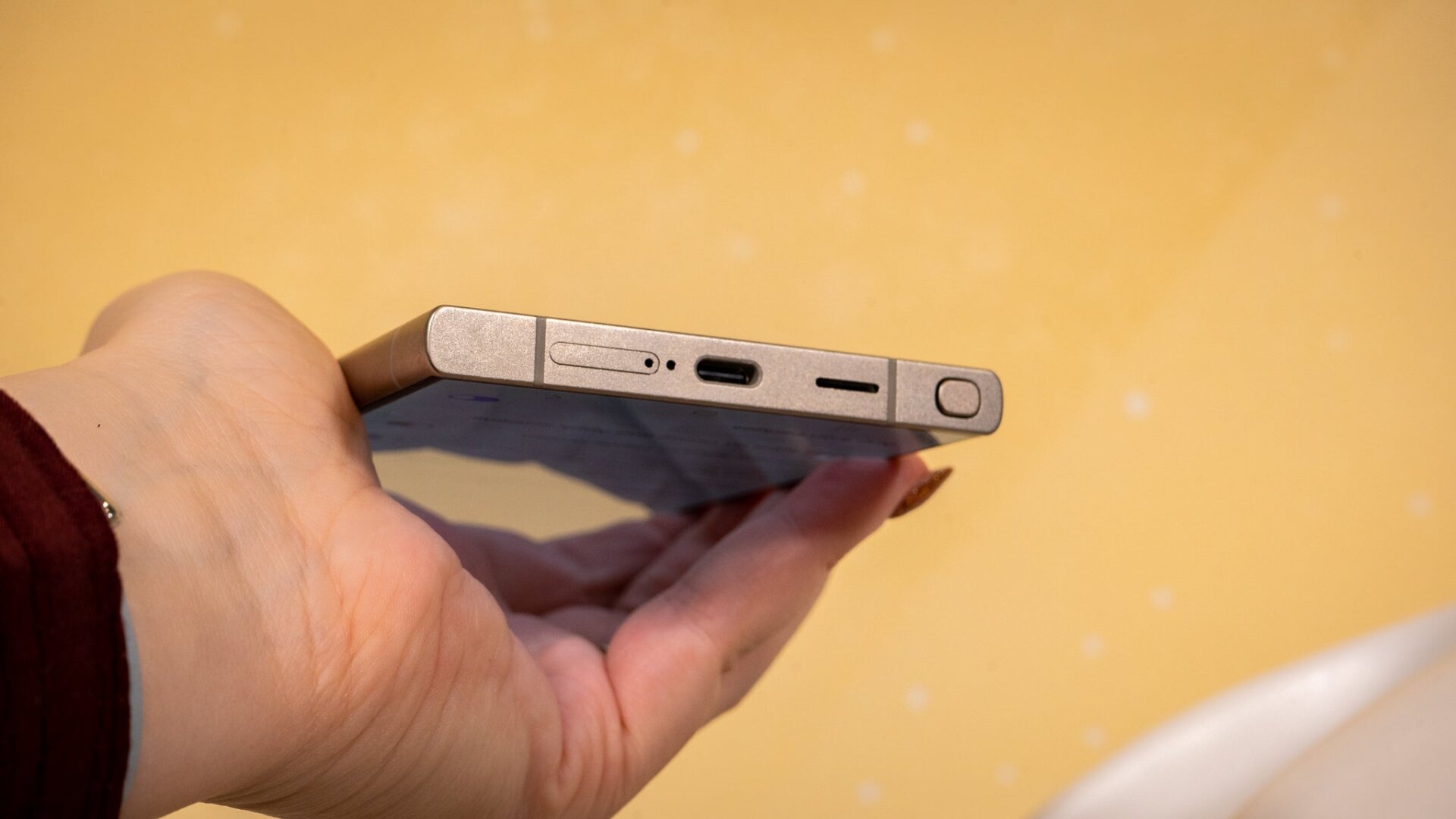 Auch die Unterseite des Galaxy S24 Ultra ist von der Titan-Konstruktion geprägt. 