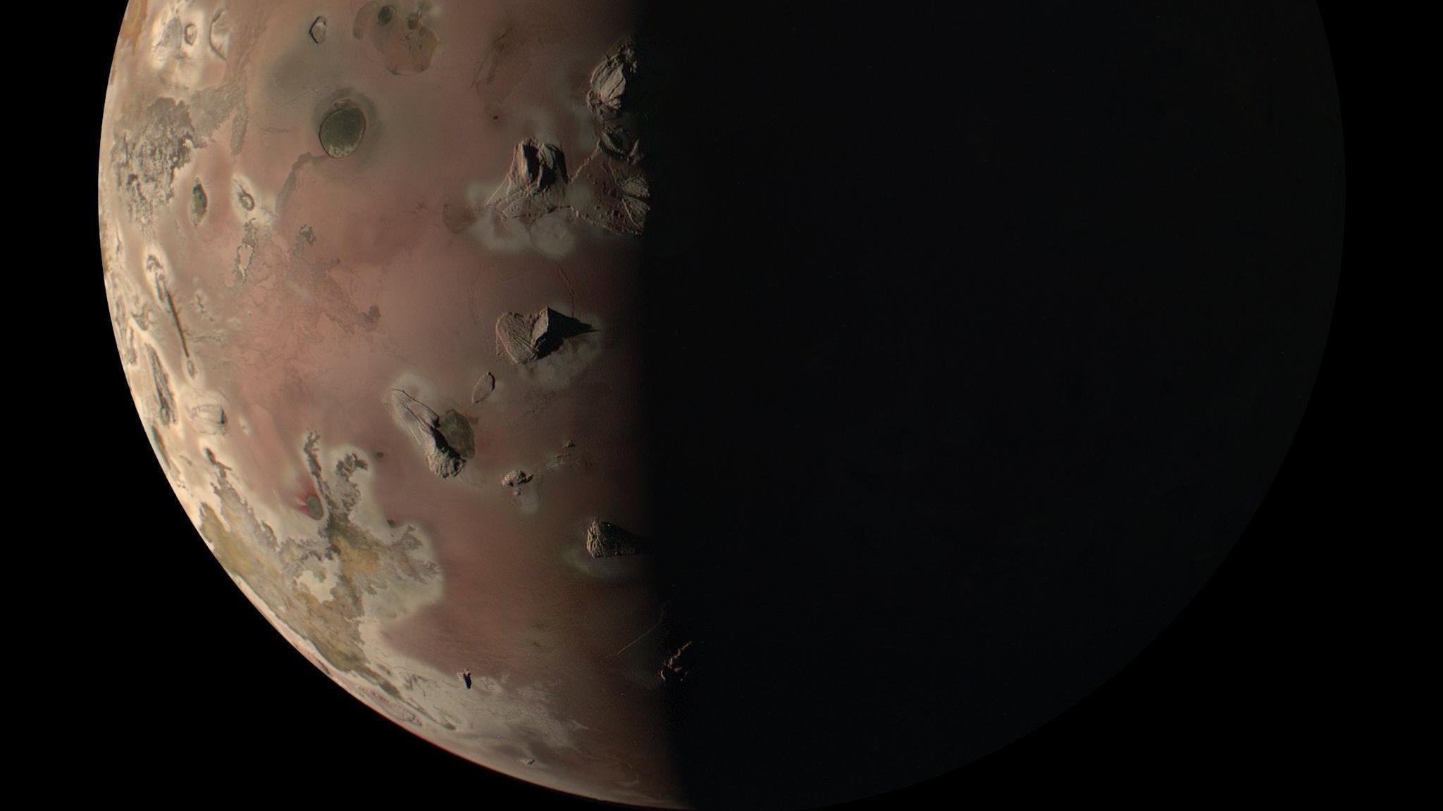 Die Juno-Mission der NASA erfasste am 30. Dezember bei ihrem nächsten Vorbeiflug den Jupitermond Io.