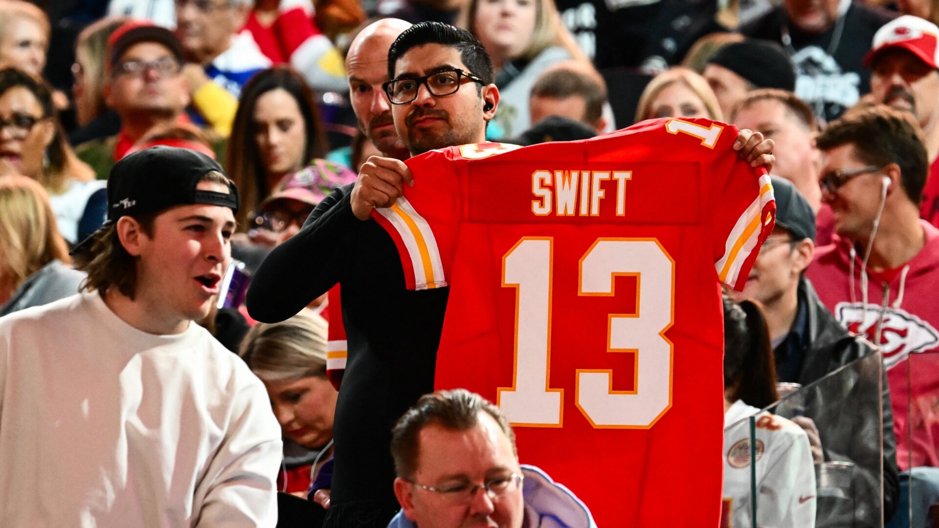 Du erhältst Bonuspunkte, wenn du in diesem Swift-Trikot zu deiner Super-Bowl-Party gehst.
