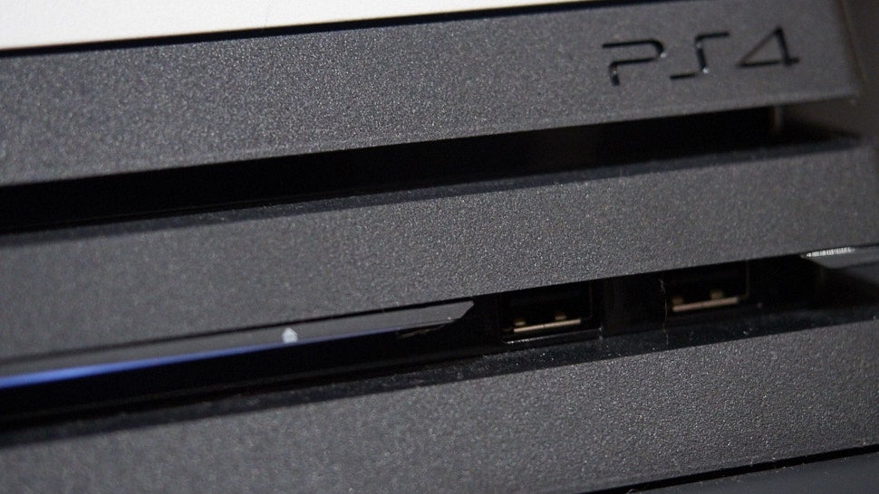 Die PS4 Pro war etwas größer als das Slim-Modell und hatte drei Ablagen statt zwei.