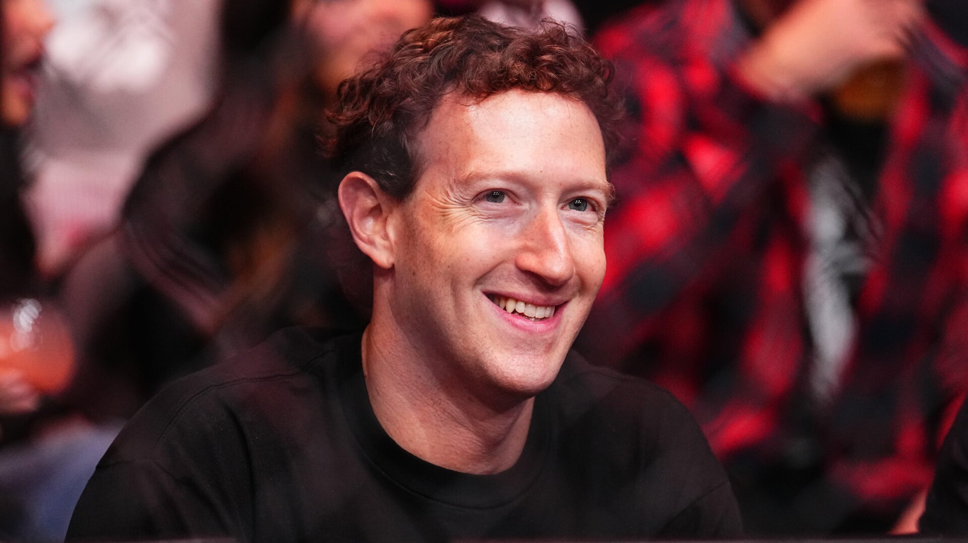 Facebook-Gründer Mark Zuckerberg wird während der UFC-298-Veranstaltung im Honda Center am 17. Februar 2024 in Anaheim, Kalifornien, gesehen.