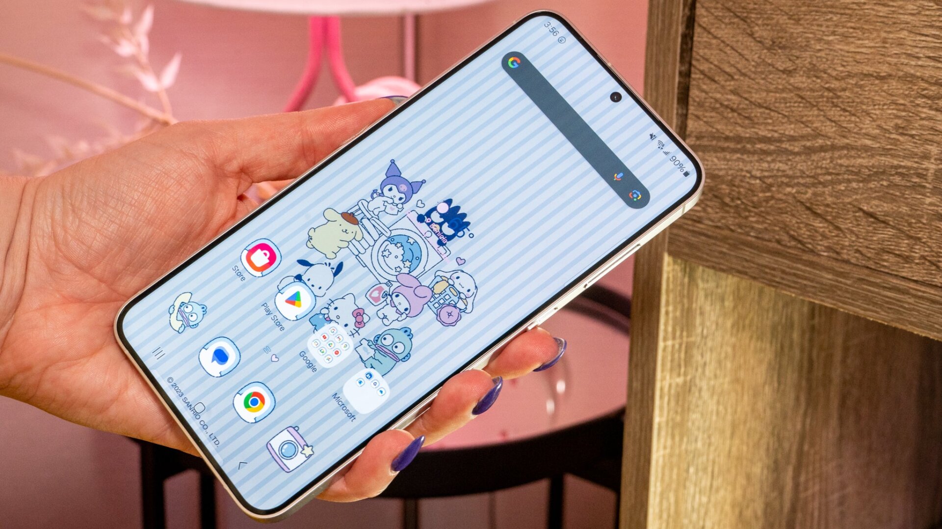 Halten Sie das Galaxy S24+. 