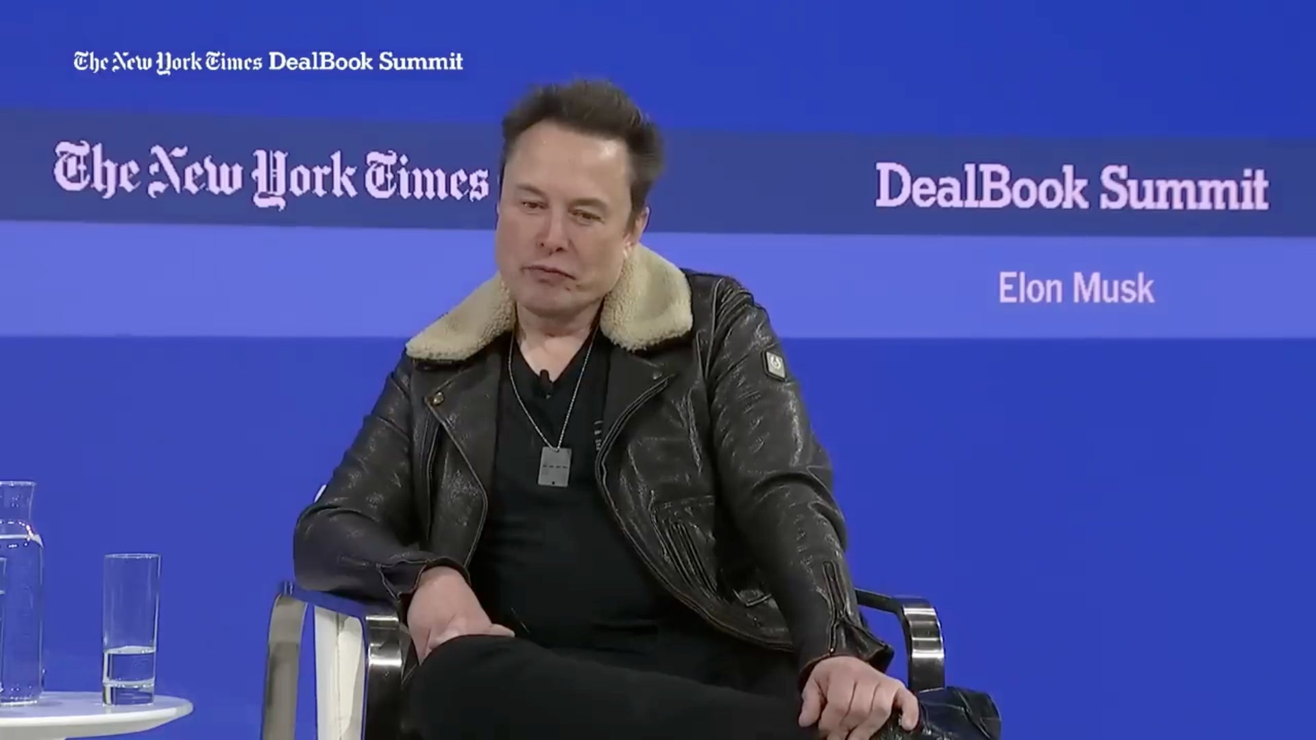 Elon Musk hält am 30. November 2023 zwölf Sekunden lang vor Live-Publikum inne, nachdem er von Andrew Ross Sorkin dazu befragt wurde  seine psychische Gesundheit.