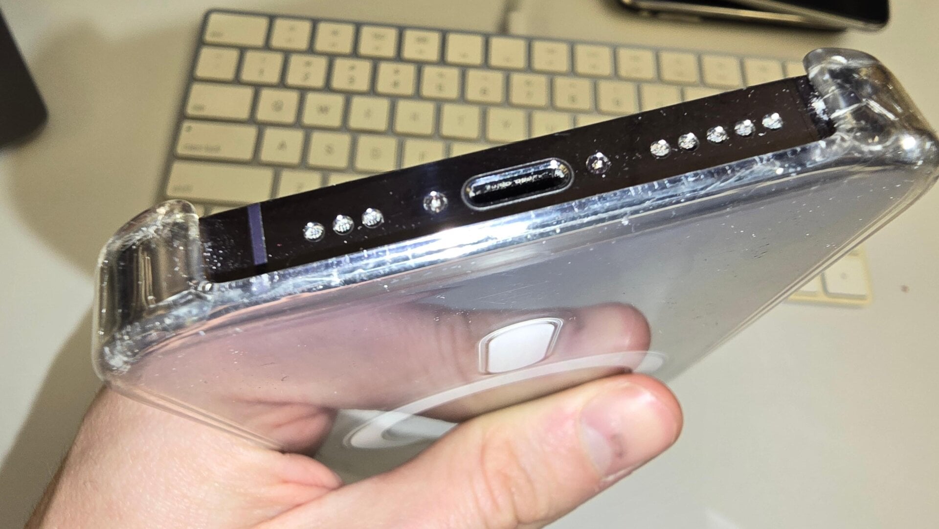 Die Modellnummer neuerer iPhones finden Sie im Lightning- oder USB-C-Anschluss.