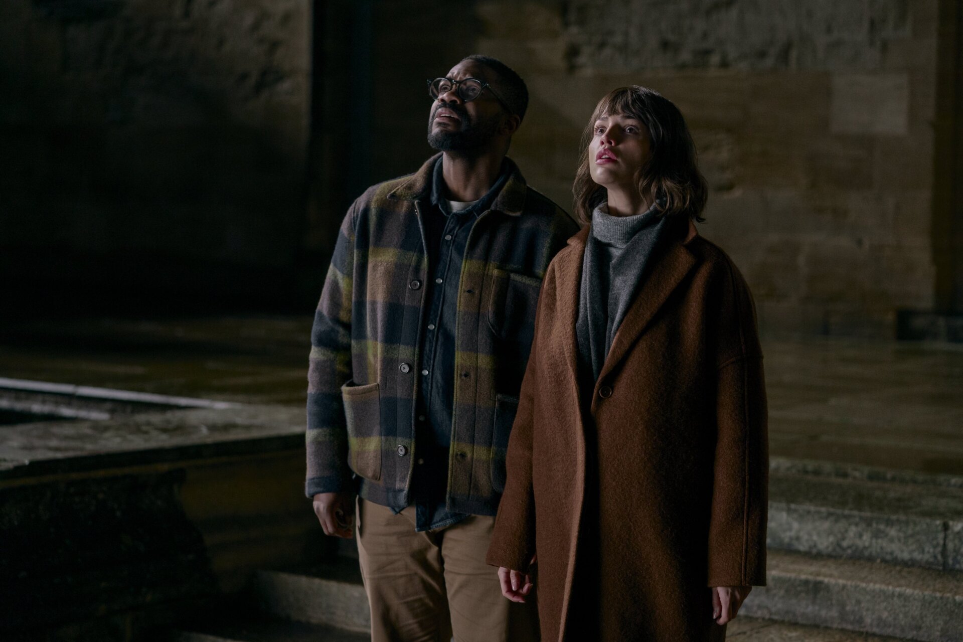 Jovan Adept als Saul und Eiza González als Auggie.