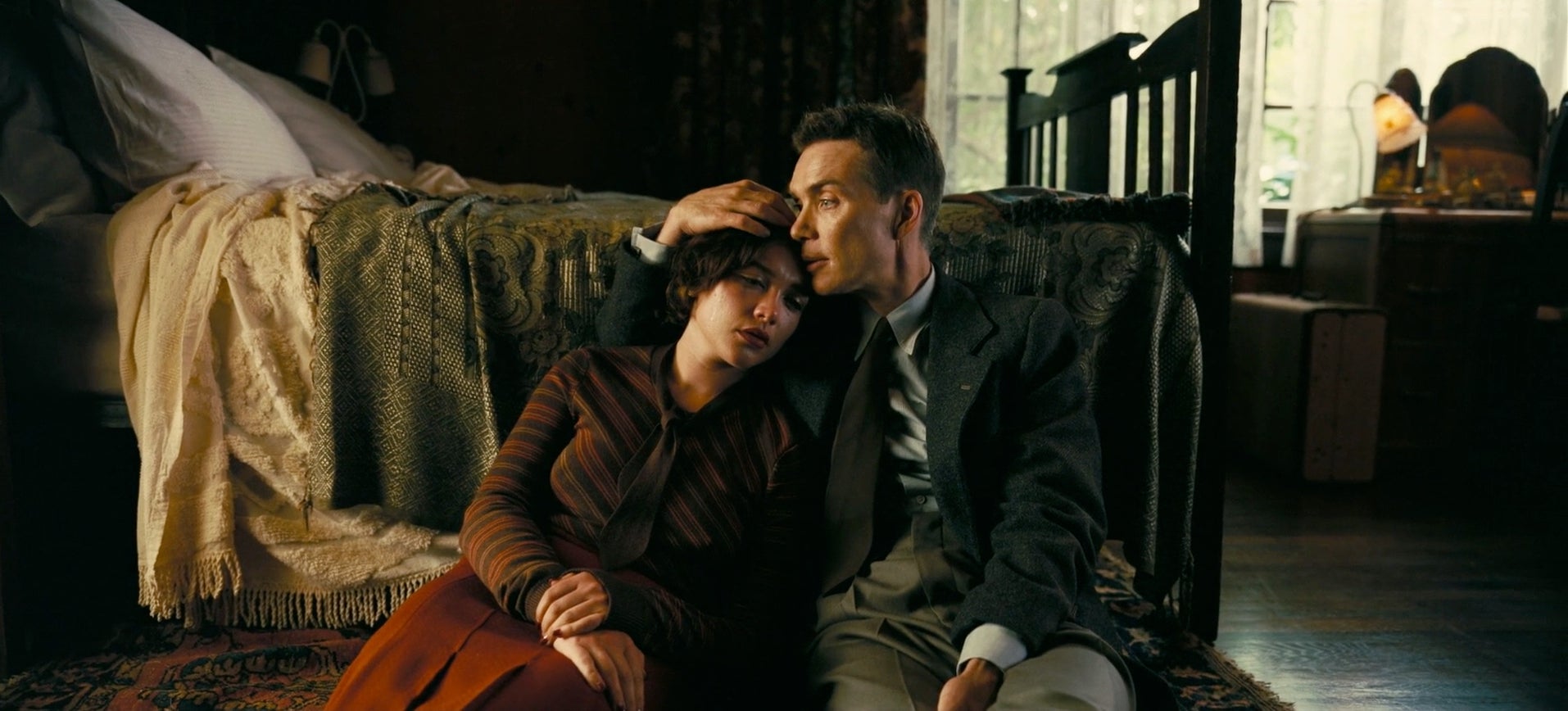 Cillian Murphy (rechts) as Physiker J. Robert Oppenheimer und Florence Pugh als Psychiater Jean Tatlock im Film 2023 Oppenheimer.