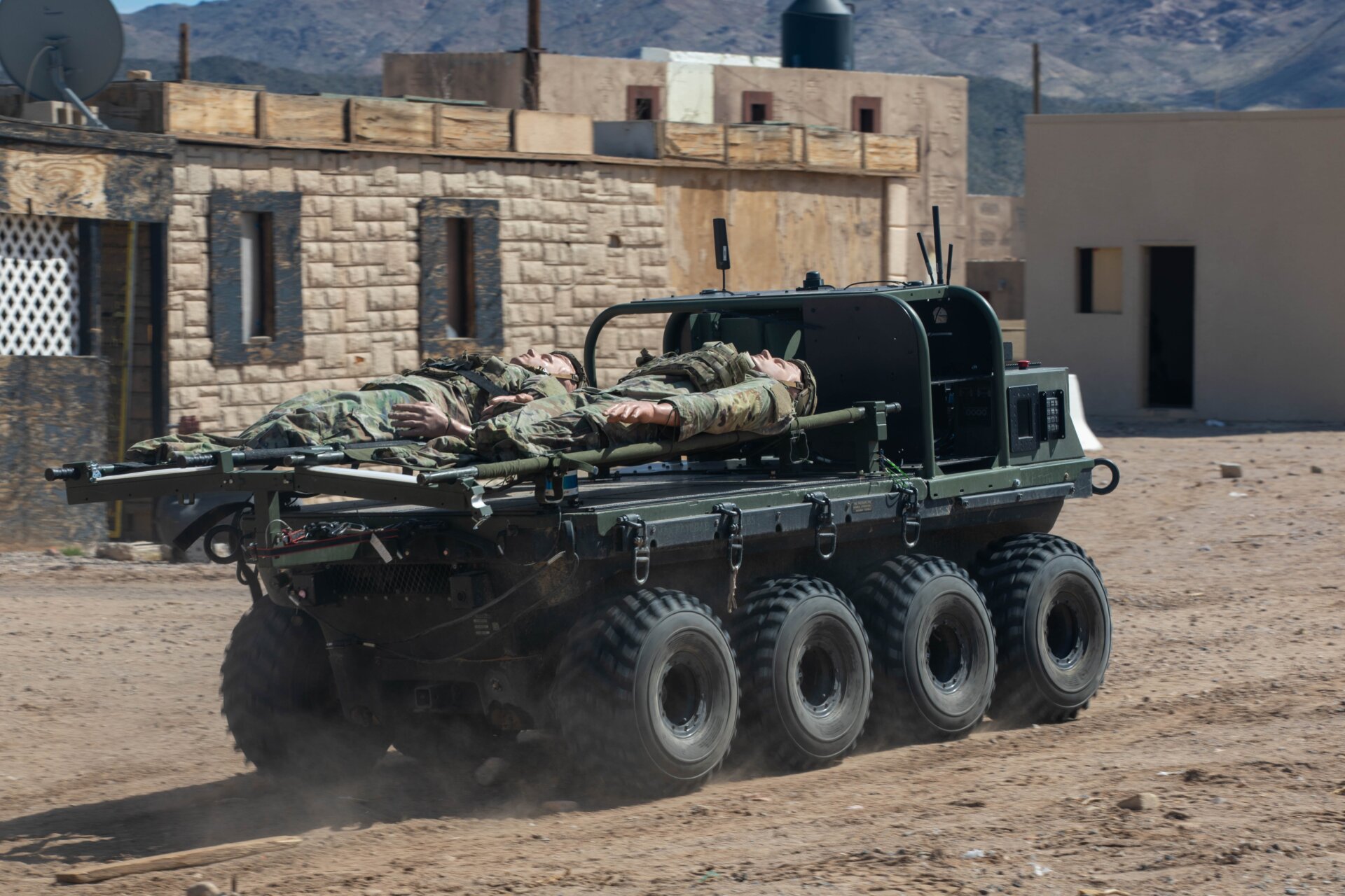 Der kleine Mehrzweck-Ausrüstungstransport wird für die Evakuierung von Verletzten während eines städtischen Angriffs mit Mensch-Maschine-Integration bei Project Convergence Capstone 4 eingesetzt Fort Irwin, Kalifornien, 17.März 2024. 
