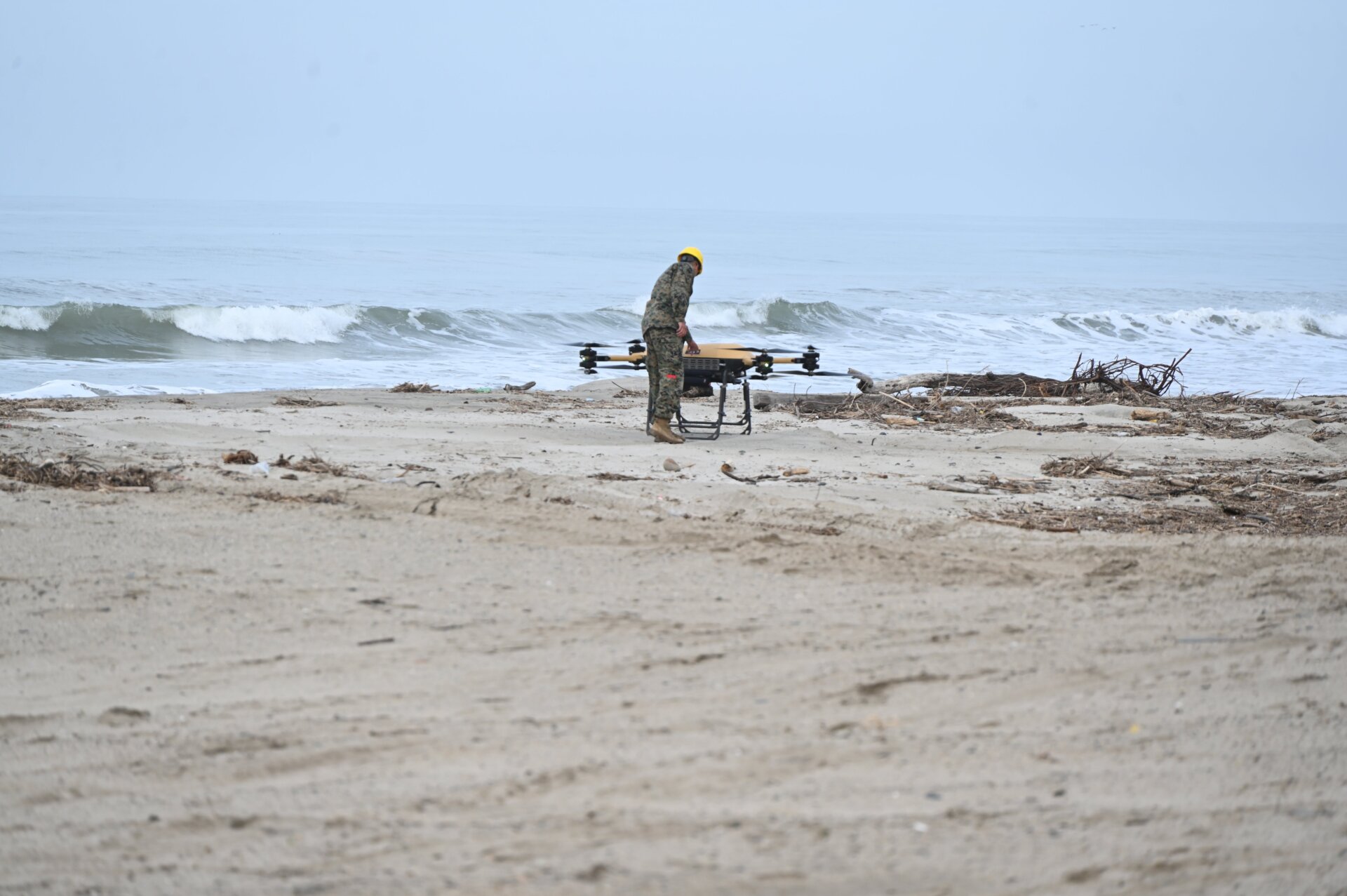 Ein Marineinfanterist führt am 25. Februar im Rahmen des Project Convergence-Capstone 4 in Camp Pendleton (Kalifornien) Experimente mit dem taktischen Nachschubfahrzeug 150 durch 2024.