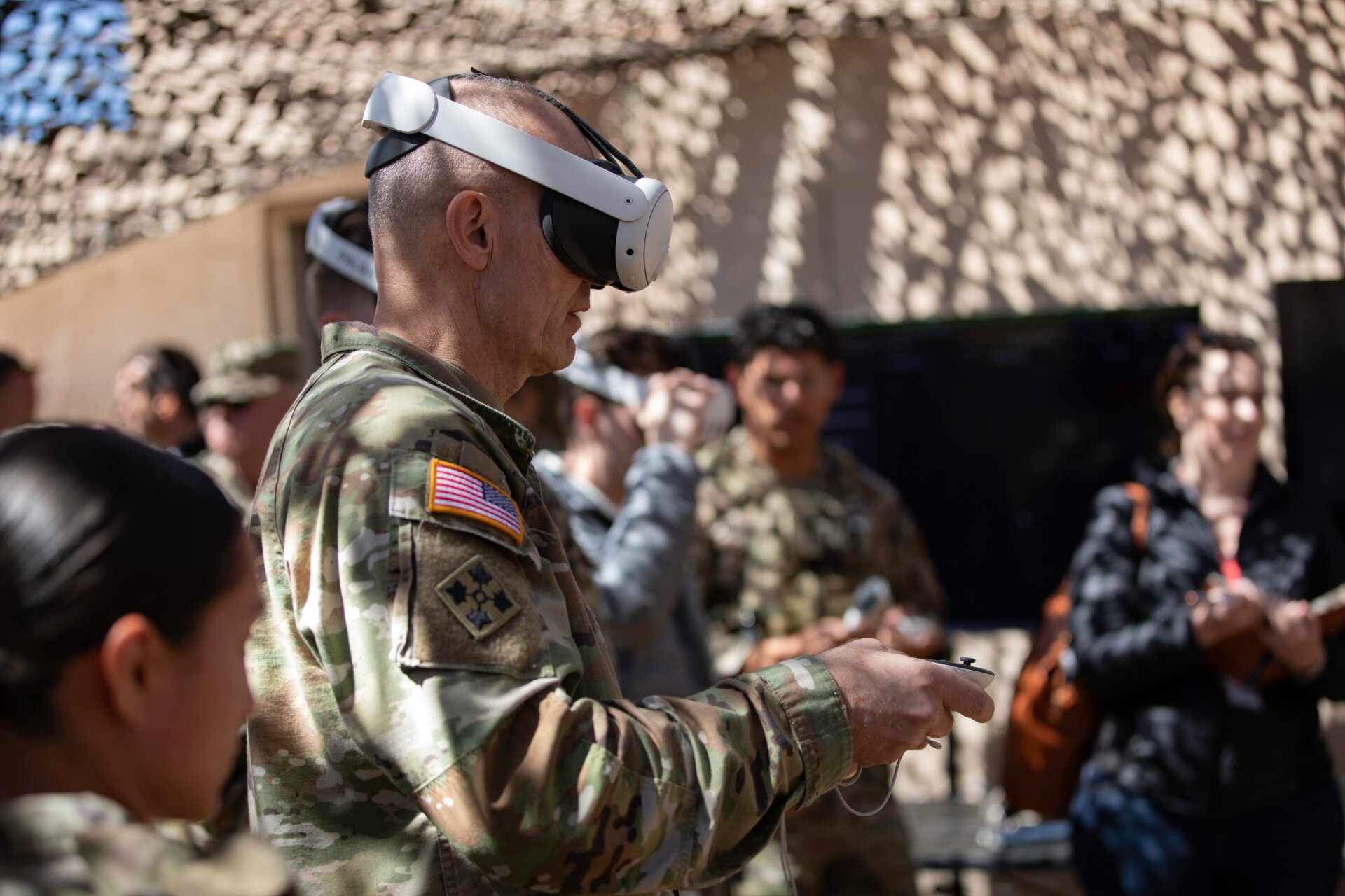 General Randy George, Stabschef der Armee, testet neue Augmented-Reality-Technologie im Rahmen einer Reihe von Experimenten zur Mensch-Maschine-Integration  Teil des Projekts Convergence – Capstone 4 in Fort Irwin,  Kalifornien, 18. März 2024. 
