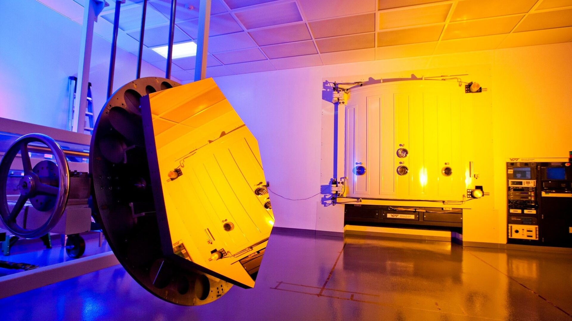Die mit Gold beschichteten Primärspiegelsegmente des Webb-Weltraumteleskops.