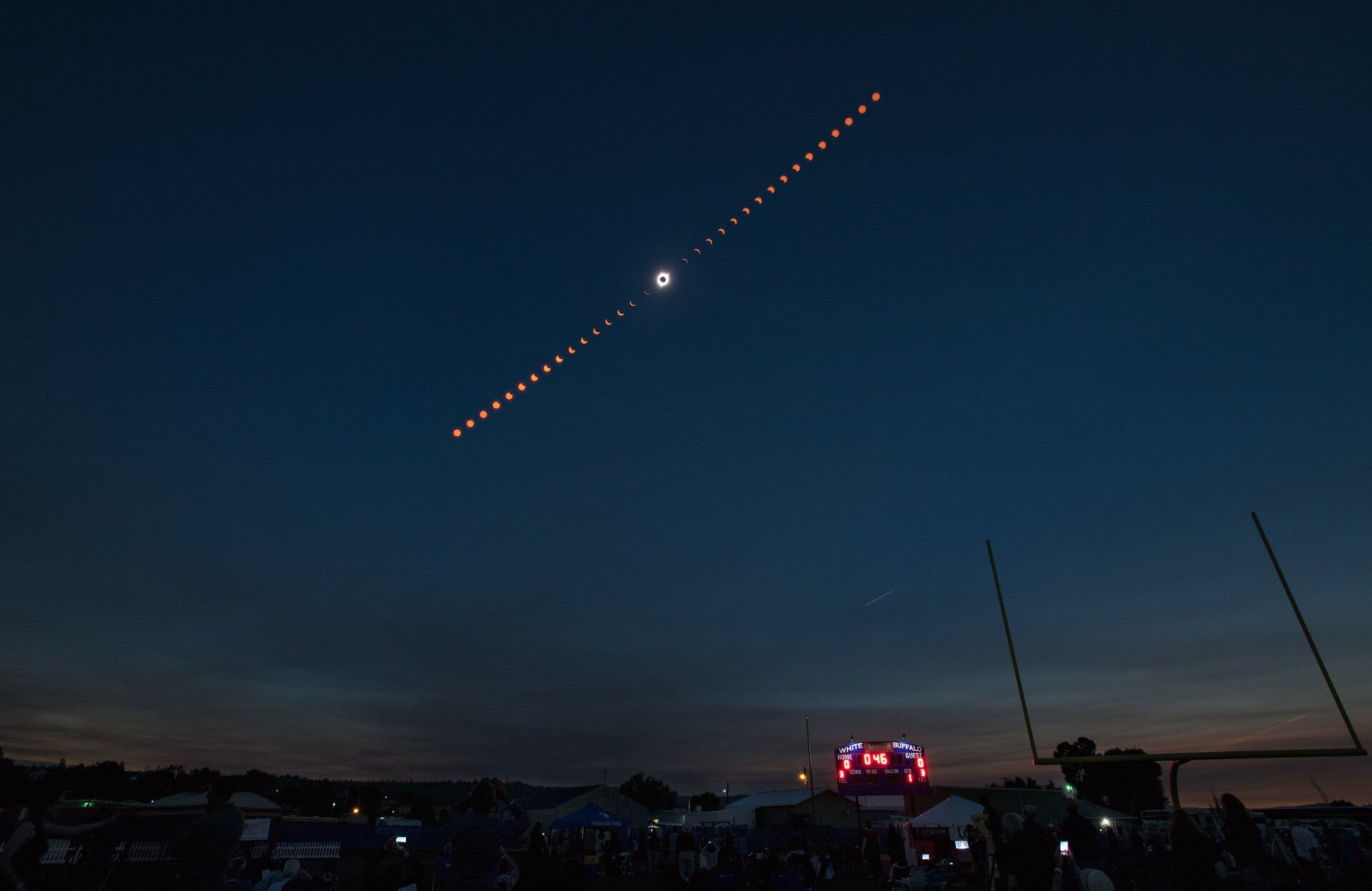 Zusammengesetztes Bild zeigt die totale Sonnenfinsternis in Madras, Oregon, am 21. August 2017.