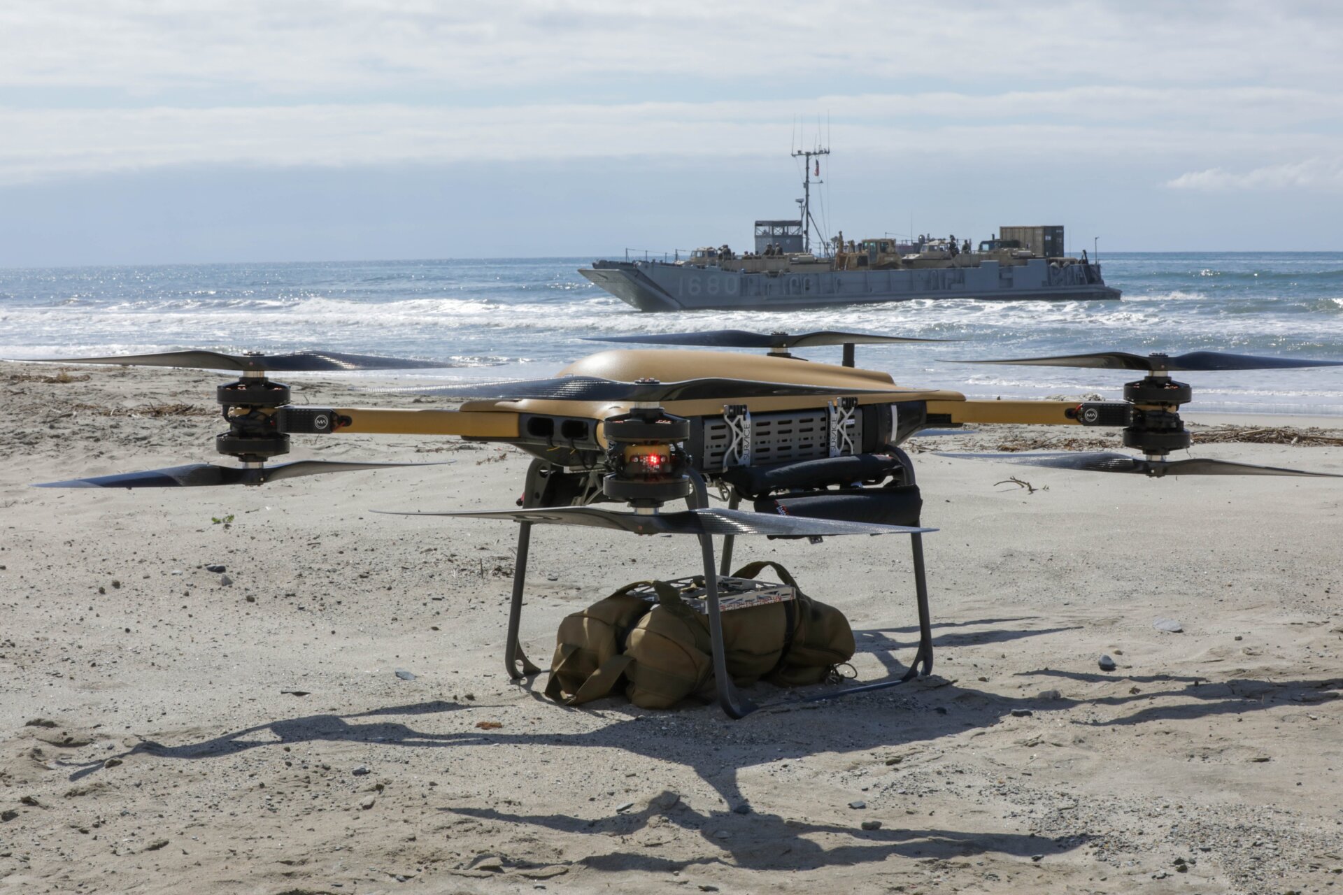Das taktische Nachschubfahrzeug 150 landet nach einer Reihe umstrittener Logistikexperimente vom Schiff bis zur Küste im Rahmen eines Projekts am Strand Convergence-Capstone 4 im Camp Pendleton, Kalifornien, 29.Februar 2024.  