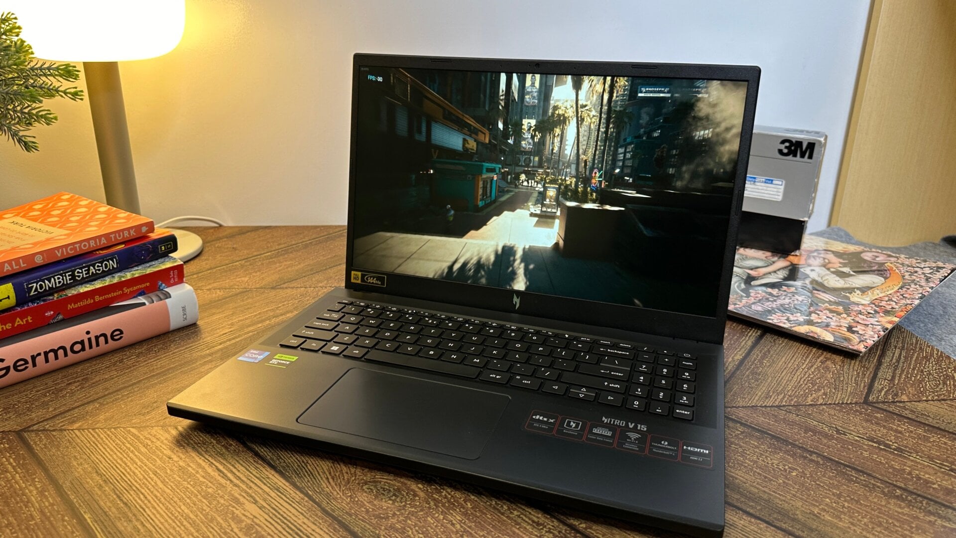 Ein preisgünstiger Gaming-Laptop wie ein Acer Nitro V15 verfügt zwar nur über eine Grafikkarte bis maximal Nvidia GeForce RTX 4050, aber Sie können die Leistung in Spielen trotzdem weit über die üblichen Einschränkungen hinaus steigern.