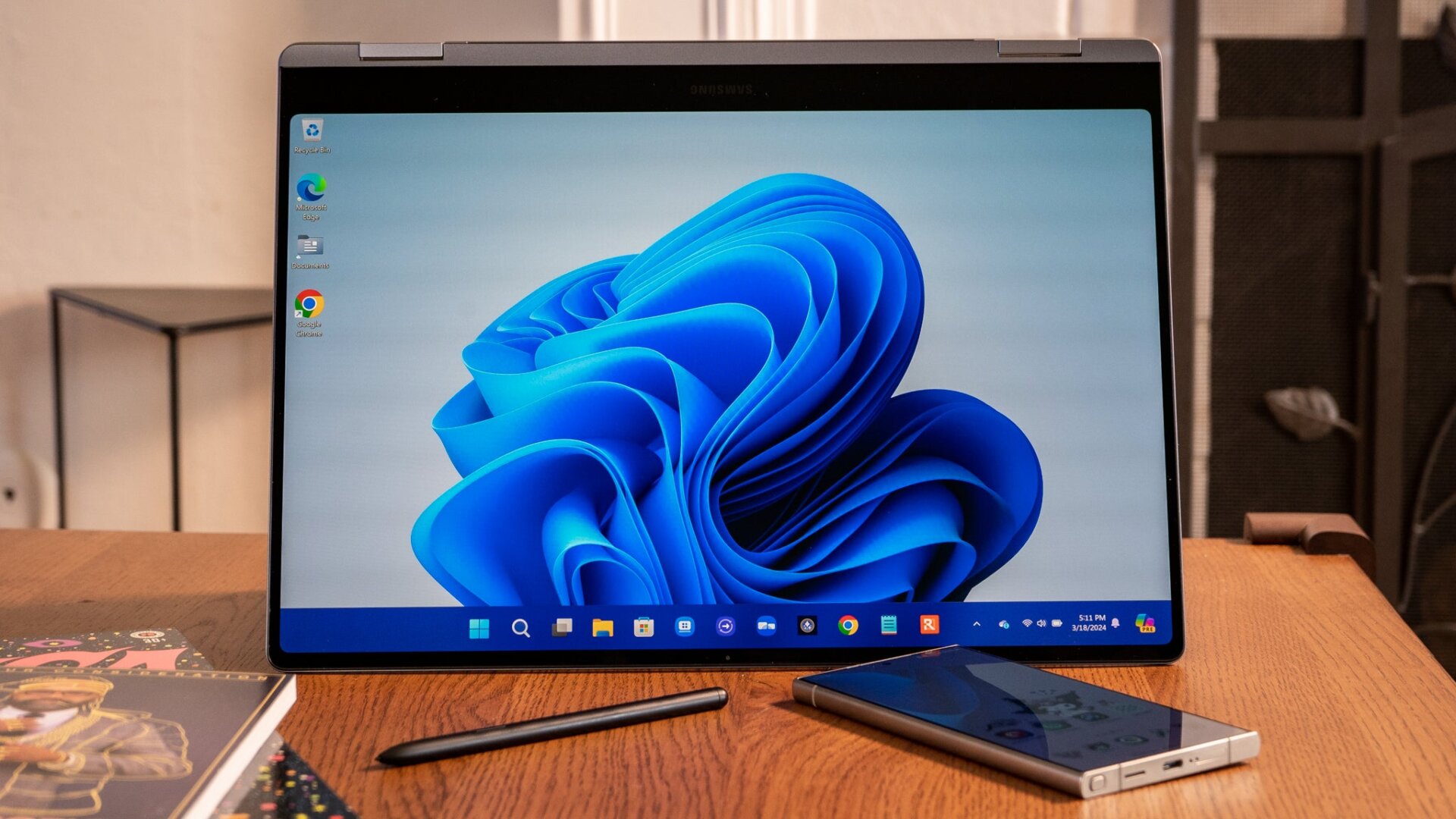 Das Galaxy Book 4 Pro 360, gepaart mit dem Galaxy S24 Ultra. 