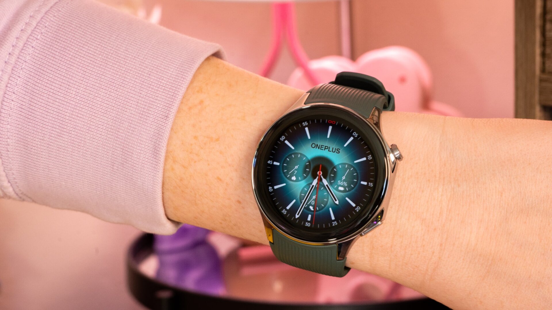 Die OnePlus Watch 2 mit einem weiteren ihrer Standard-Zifferblätter.