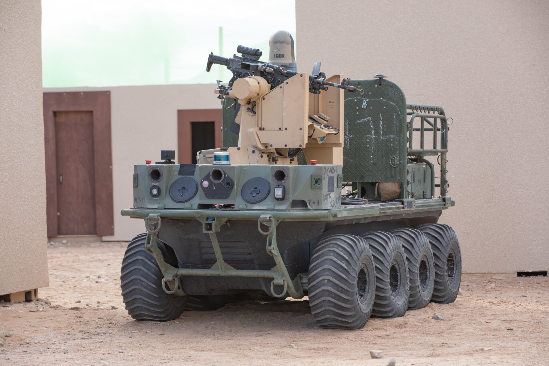 Das Army Futures Command empfing hochrangige Führungskräfte der US-Armee, multinationale Partner und Verbündete, um eine Demonstration der Mensch-Maschine-Integration zu beobachten, darunter unbemannte, acht vollelektrische, geländegängige Transportfahrzeuge mit Rädern, an denen Soldaten beteiligt sind, die während des Projekts dem 1. Bataillon, dem 29. Infanterieregiment und der 316. Kavalleriebrigade zugewiesen wurden Convergence - Capstone 4 in Fort Irwin, Kalifornien, 18.März 2024.