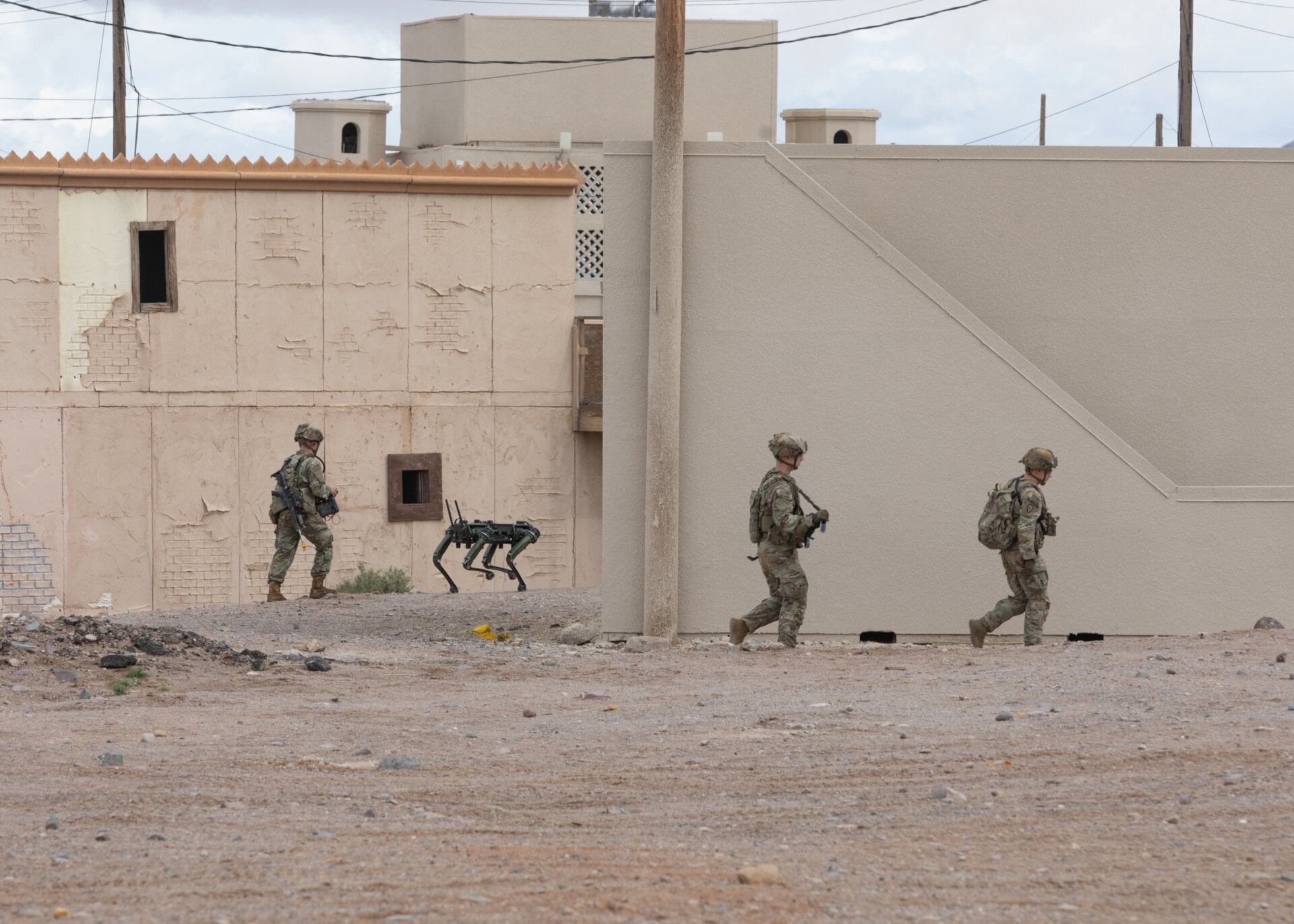 Ein vierbeiniger Ghost-Roboterhund wird als Teil eines städtischen Angriffs während einer Reihe von Experimenten zur Mensch-Maschine-Integration in einem Training eingesetzt Umwelt als Teil des Projekts Convergence – Capstone 4 in Fort Irwin, Kalifornien, 16. März 2024.