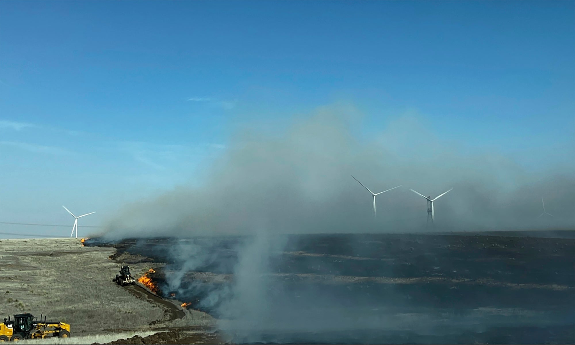 In diesem Bild bereitgestellt von Texas A&M ForestService arbeitet schweres Gerät  an der Eindämmung des Juliet-Pass-Feuers in Armstrong County, Texas  Montag, 26.Februar 2024.