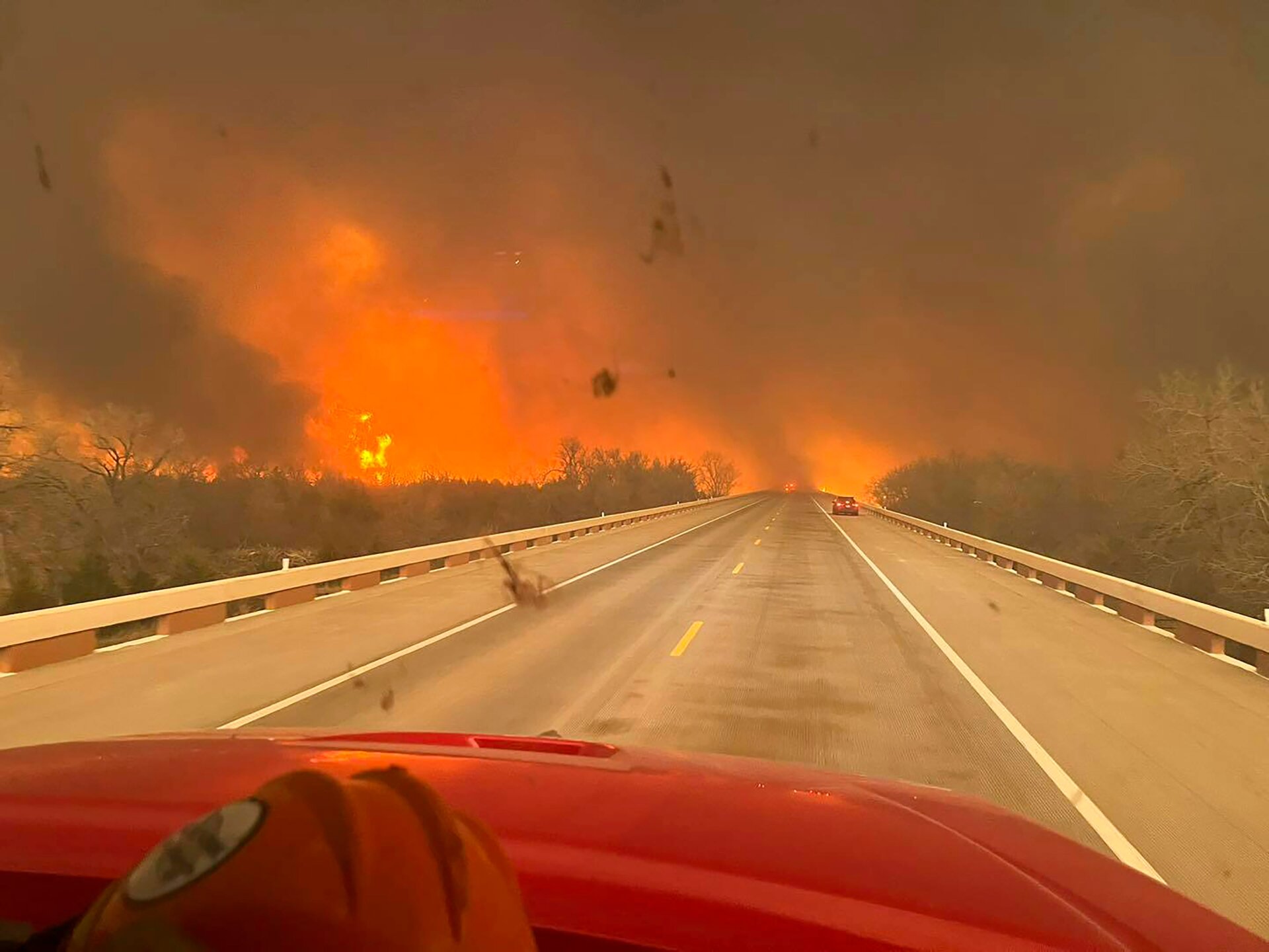 Dieses Bild, das am Mittwoch, dem 28. Februar 2024, von der Facebook-Seite von Greenville Fire-Rescue aufgenommen wurde, zeigt Brände im Panhandle von Texas.