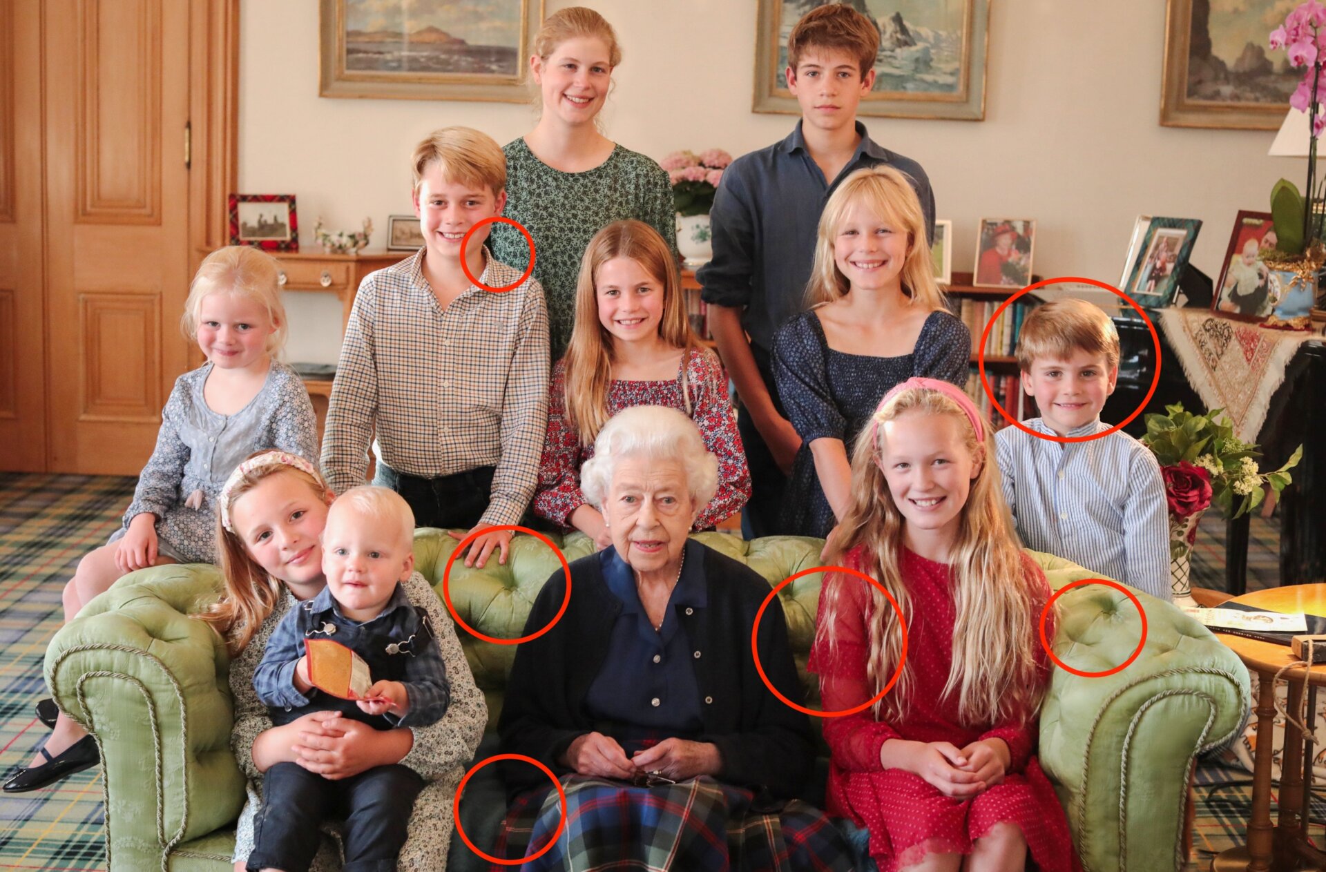 Das sind die Änderungen, die ich finden konnte. Der Rock der Königin passt nicht und auch die Couch passt nicht zum Stoff  Grübchen. Prinz Louis, der kleine Junge ganz rechts, sieht ebenfalls aus, als wäre sein Kopf aus einem anderen Foto herausgeschnitten worden.