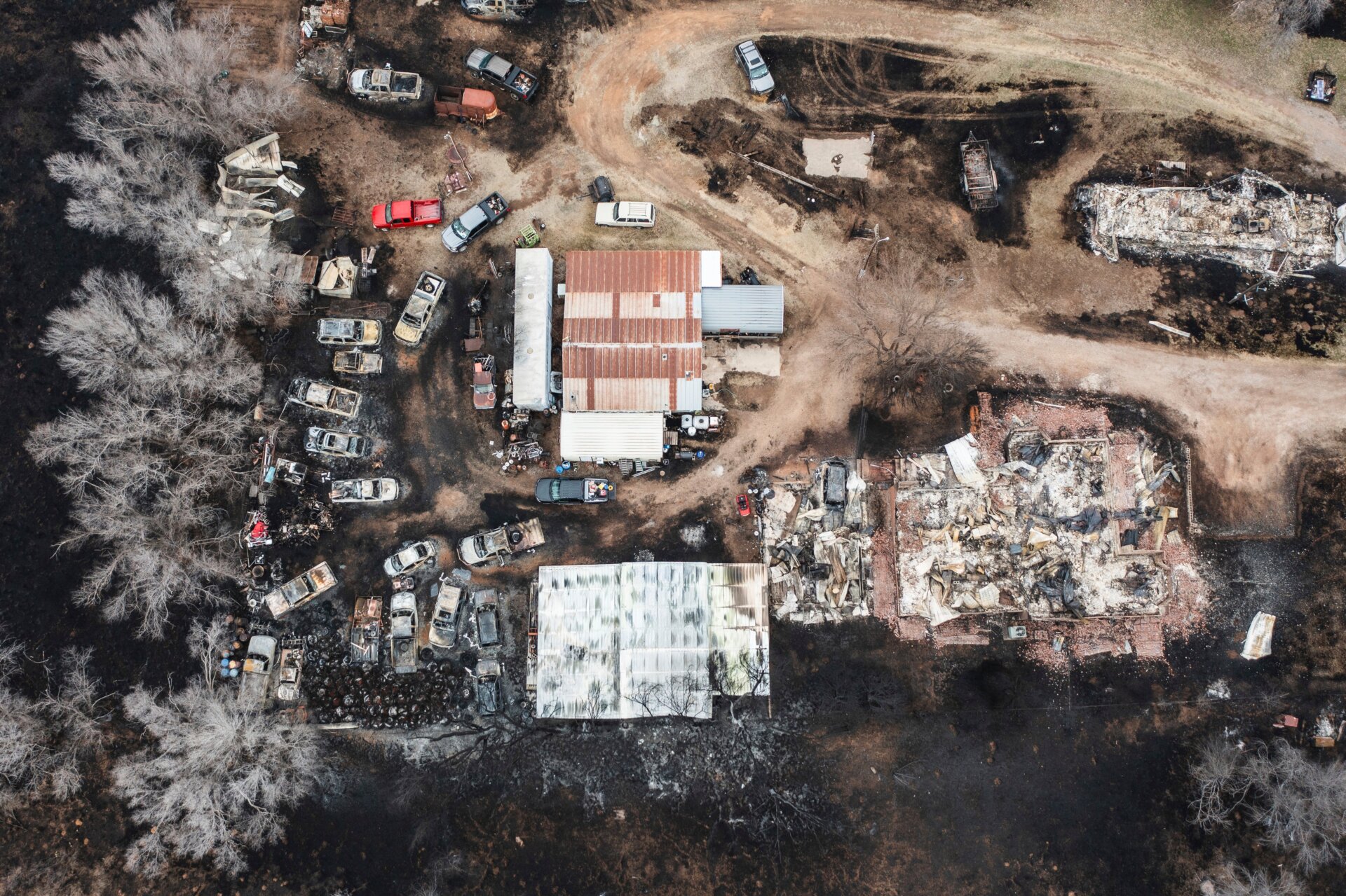 Mehrere Fahrzeuge und Wohnhäuser wurden am Donnerstag, 29. Februar 2024, durch den Brand von Smokehouse Creek in Kanada, Texas, zerstört 