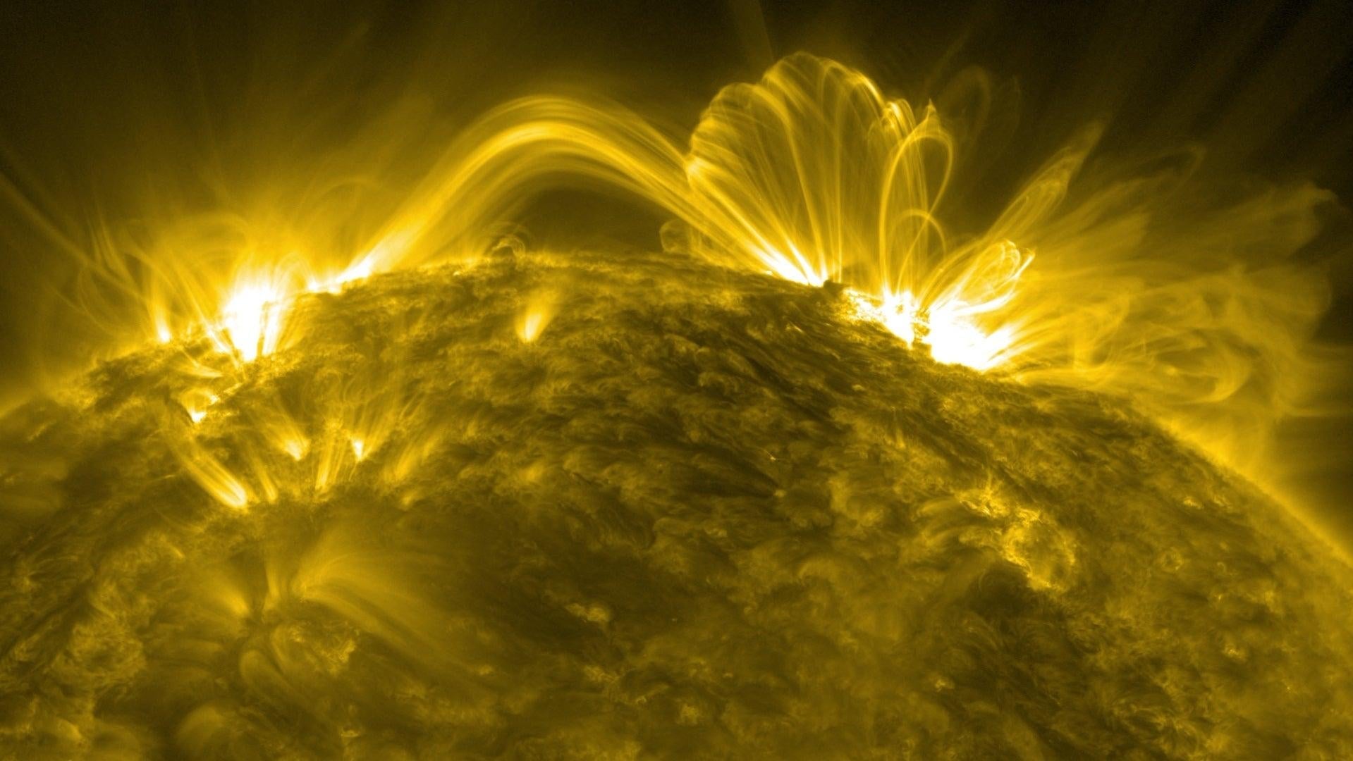 Koronale Schleifen auf der Sonne, aufgenommen vom Solar Dynamics Observatory der NASA.