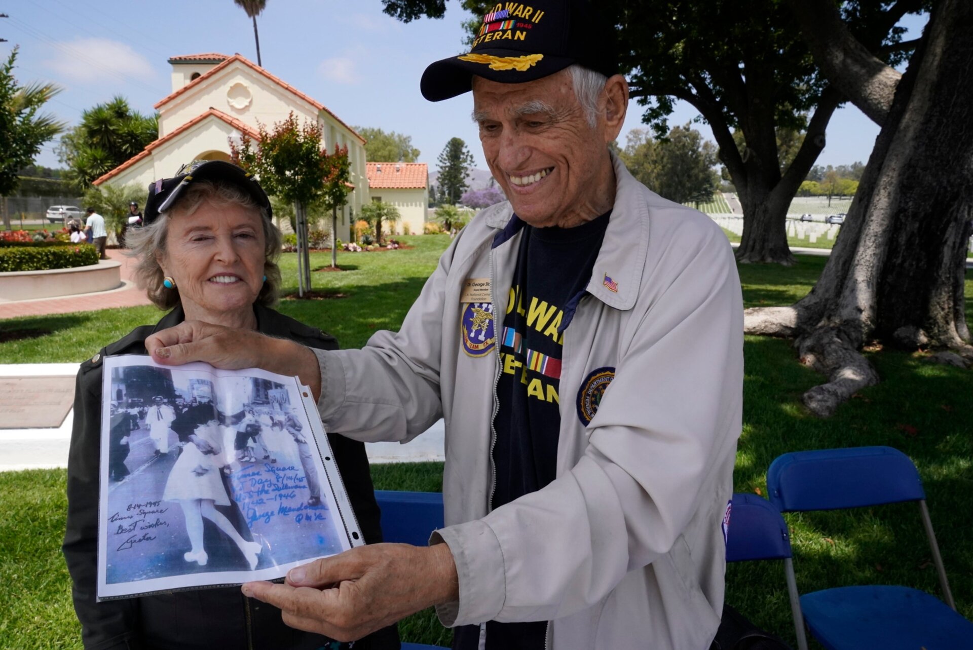 Der Veteran der US-Armee aus dem Zweiten Weltkrieg, Dr. George Jack Stanley, und seine Frau Sandra Stanley, Mitglieder des Los Angeles National Cemetery Support   Stiftung, willkommene Veteranen auf dem Nationalfriedhof von Los Angeles, in Los Angeles, Montag, 31. Mai 2021. Stanley zeigt ein Exemplar  des berühmten „VJ Day in Times Square“, ein Foto von Alfred Eisenstaedt,  signiert von den Motiven des Bildes: Greta Zimmer Friedman  und George  Mendonsa. 