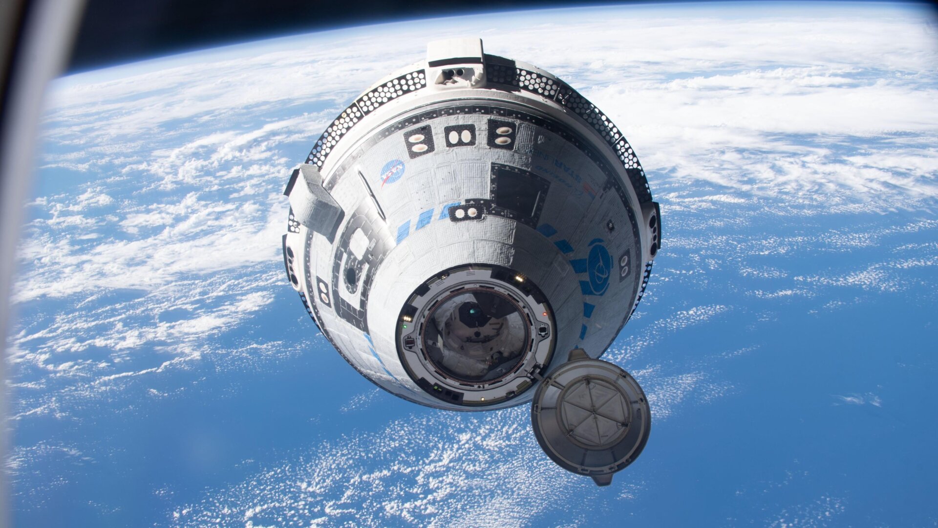 Ein unbemannter Boeing Starliner nähert sich am 19. Mai 2022 der ISS.