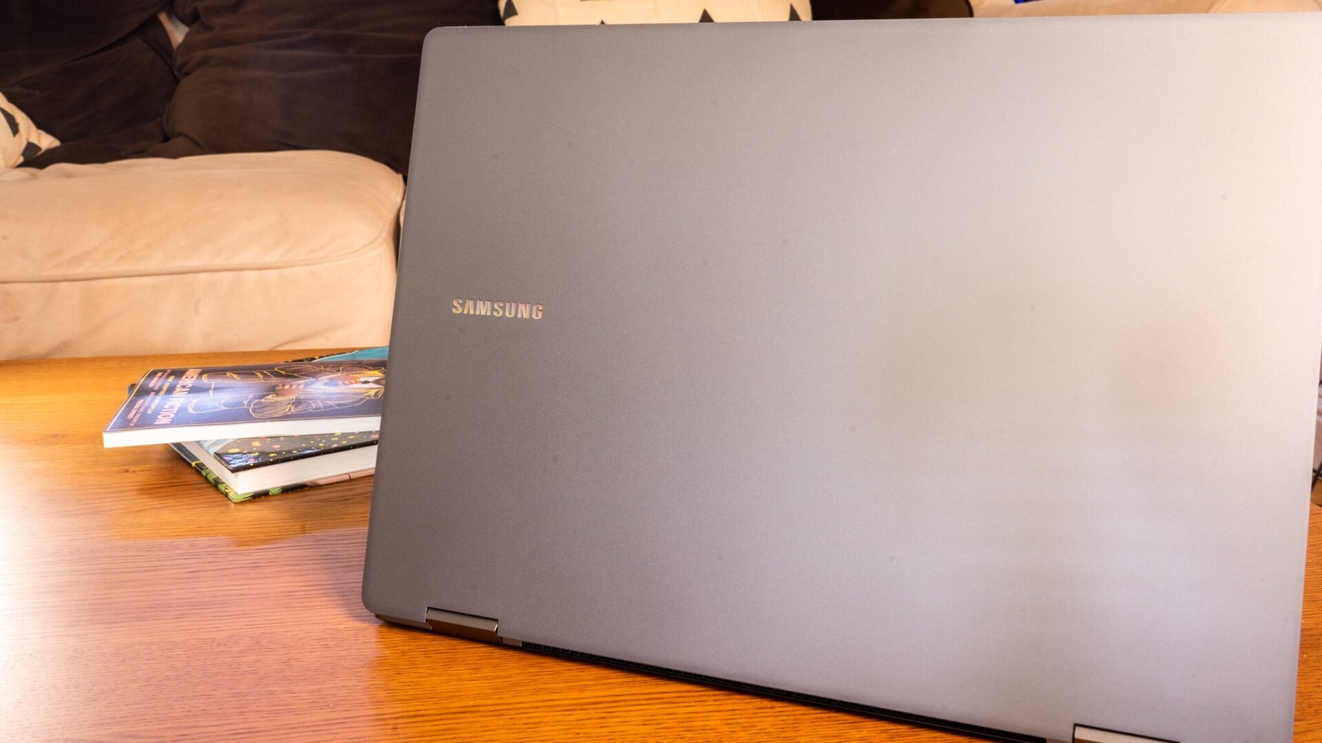 Die Rückseite des Galaxy Book 4 Pro 360. 