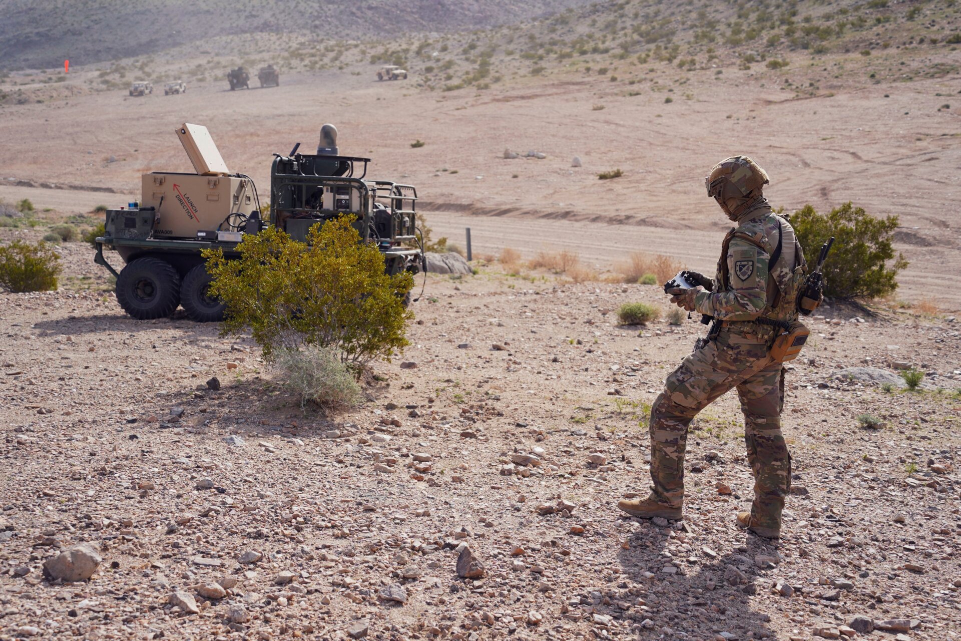 US Army Pfc. Darren Campbell, Infanterist der Alpha-Kompanie, 1. Bataillon, 29. Infanterieregiment, 316. Kavallerie-Brigade, leitet eine Bodenroboter während des Experiments zur Mensch-Maschine-Integration für Project Convergence – Capstone 4 in Fort Irwin, Kalifornien, 11. März 2024.