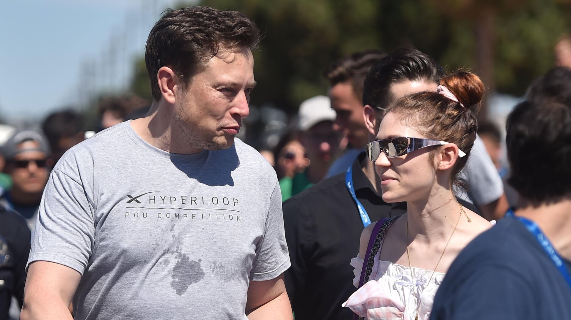 Dateifoto von Elon Musk (links) und Grimes beim Space X Hyperloop Pod-Wettbewerb 2018 in Hawthorne, Kalifornien am 22. Juli 2018 .