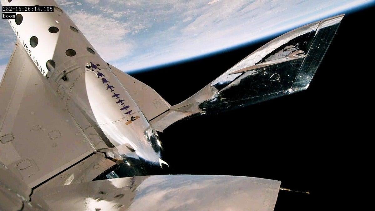 Der VMS-Eve-Träger von Virgin Galactic trägt sein Raumflugzeug unter seinen Flügeln, bevor er es für seine suborbitale Reise freigibt