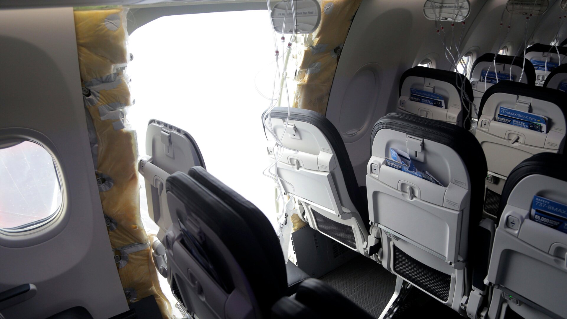 Dieses vom National Transportation Safety Board veröffentlichte Foto zeigt ein klaffendes Loch an der Stelle, an der sich die verkleidete Tür am Rumpfstopfen befand Bereich von Alaska Airlines Flug 1282, 7.Januar 2024