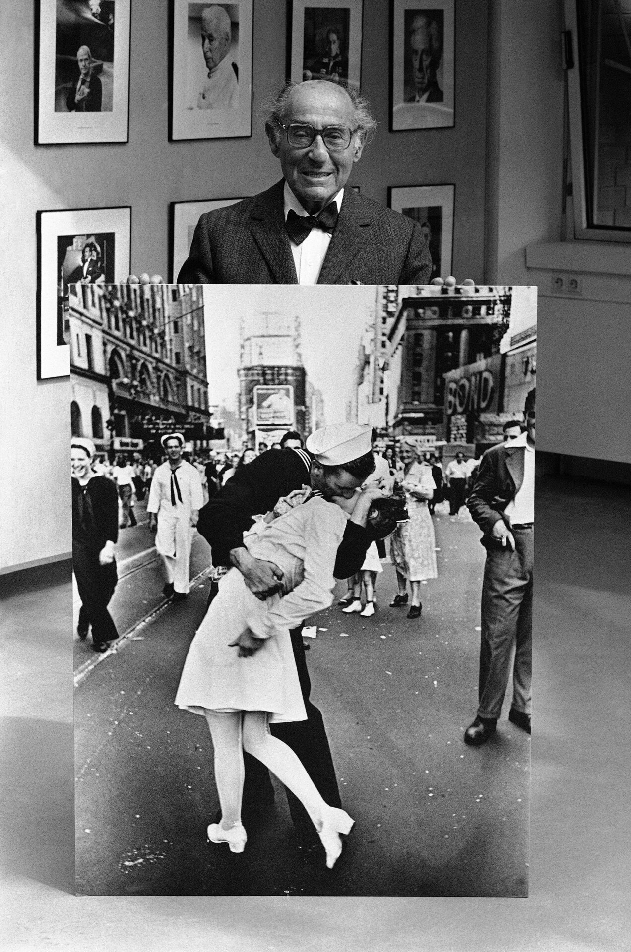 Der deutsch-amerikanische Fotograf und Fotojournalist Alfred Eisenstaedt posiert bei der Eröffnung einer Ausstellung seiner berühmten Bilder am 5. Mai 1986 für Leben Magazin im Kulturkontor der Hamburger HanseVier, in Hamburg, Deutschland, mit einer seiner bekanntesten Fotografie, die während der  aufgenommen wurde Feierlichkeiten zum VJ-Tag am Times Square, New York, im August 1945 