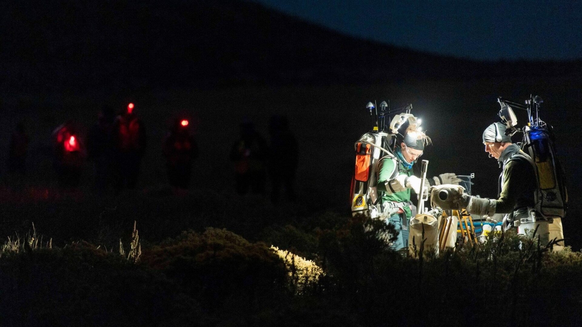 Die NASA-Astronauten Zena Cardman und Drew Feustel verwenden einen frühen Entwurf der tragbaren universellen Mondkamera während eines Feldtests in Arizona